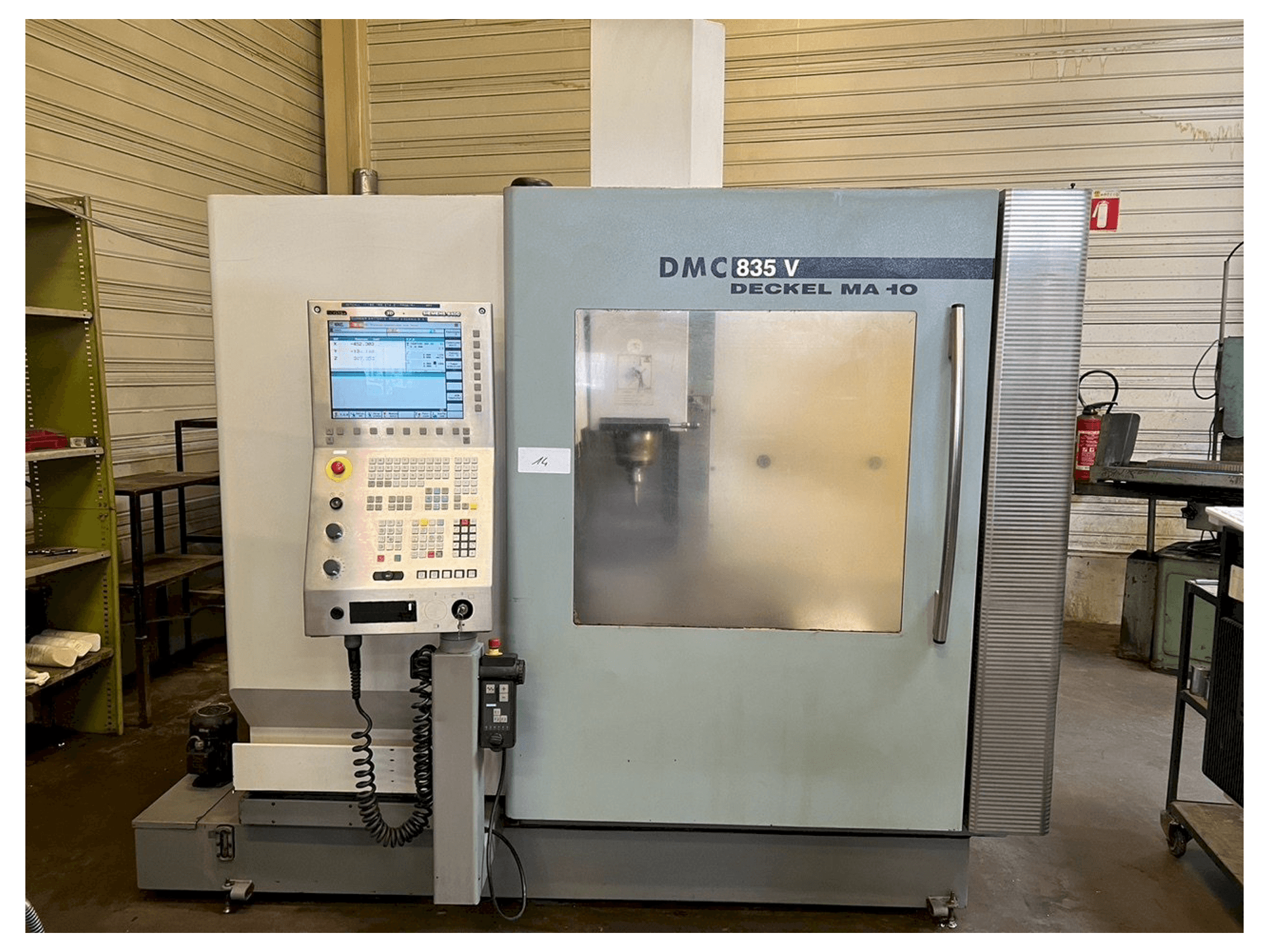 Vista frontal de la máquina DMG DMC 835