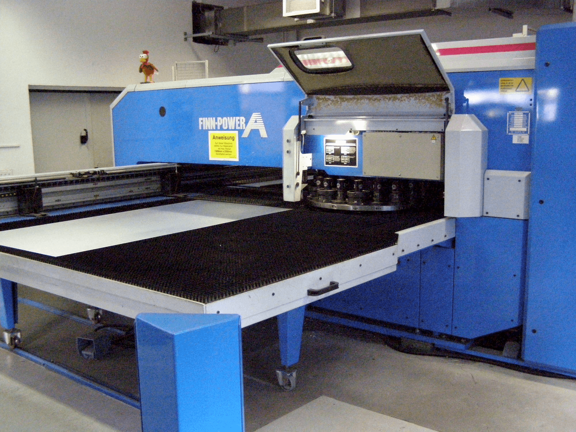 Vista frontal de la máquina Finn-Power A5 – 25 SBV