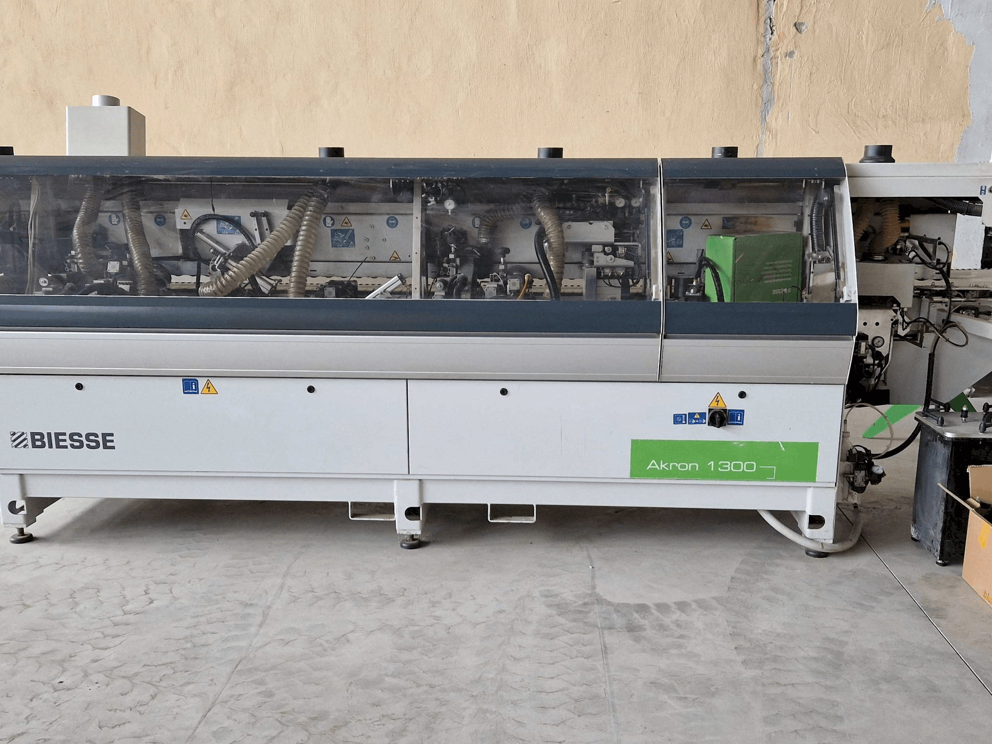 Vista frontal de la máquina BIESSE AKRON 1330A