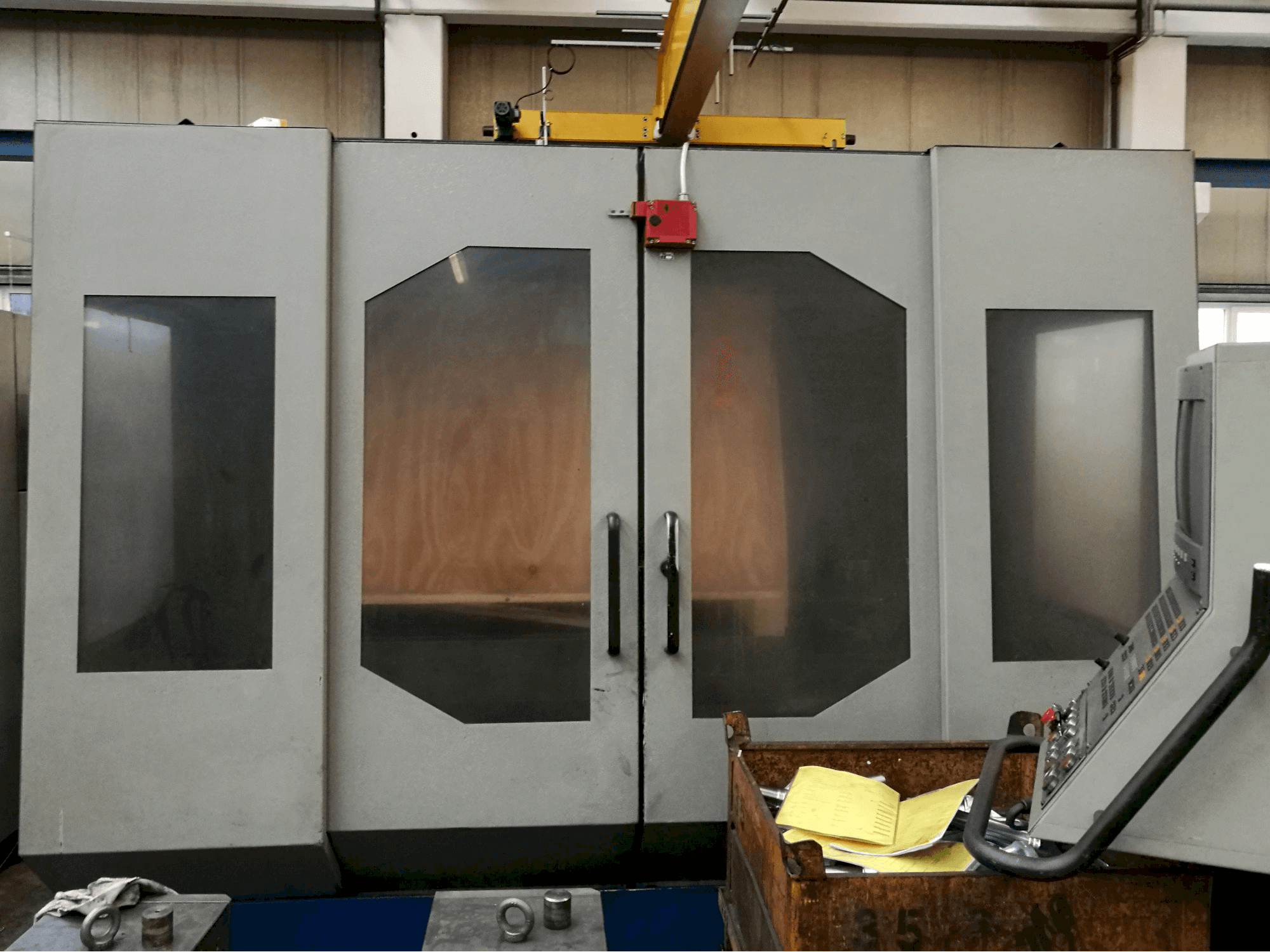 Vista frontal de la máquina Strojtos FGS 50 CNC