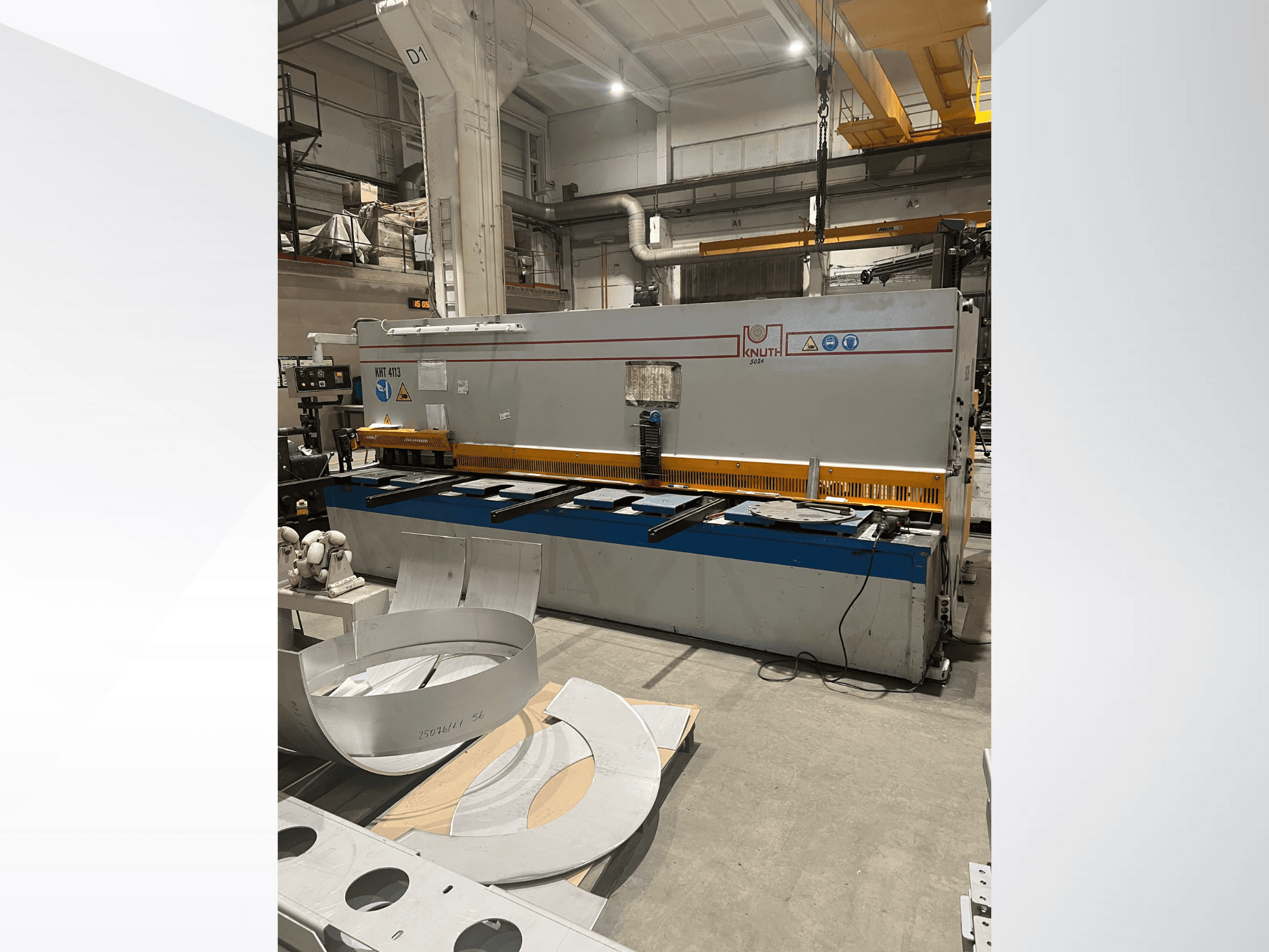 Cizalla de chapa Knuth modelo MT 4173 en un taller, vista frontal mostrando la mesa de corte y las chapas metálicas.