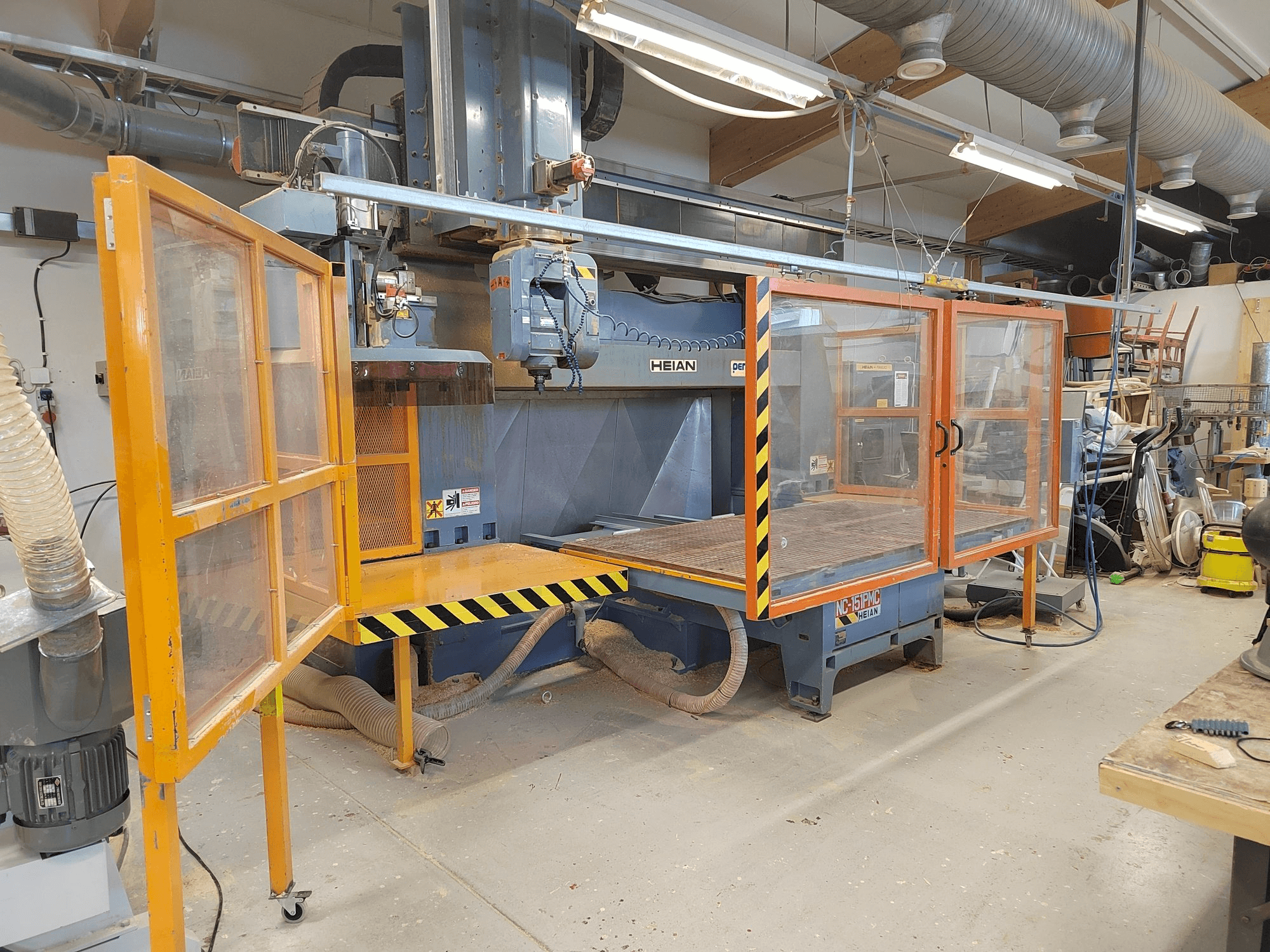 Vista frontal de la máquina HEIAN NC 151