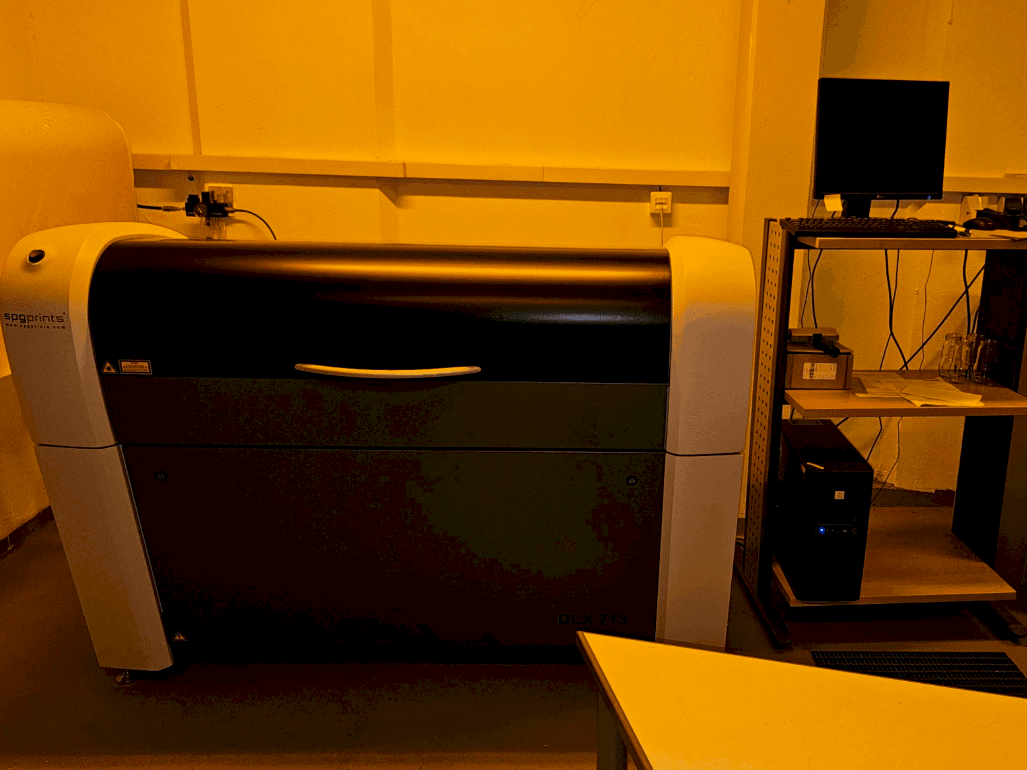 Vista frontal de la máquina SPGPrints DLX 713T