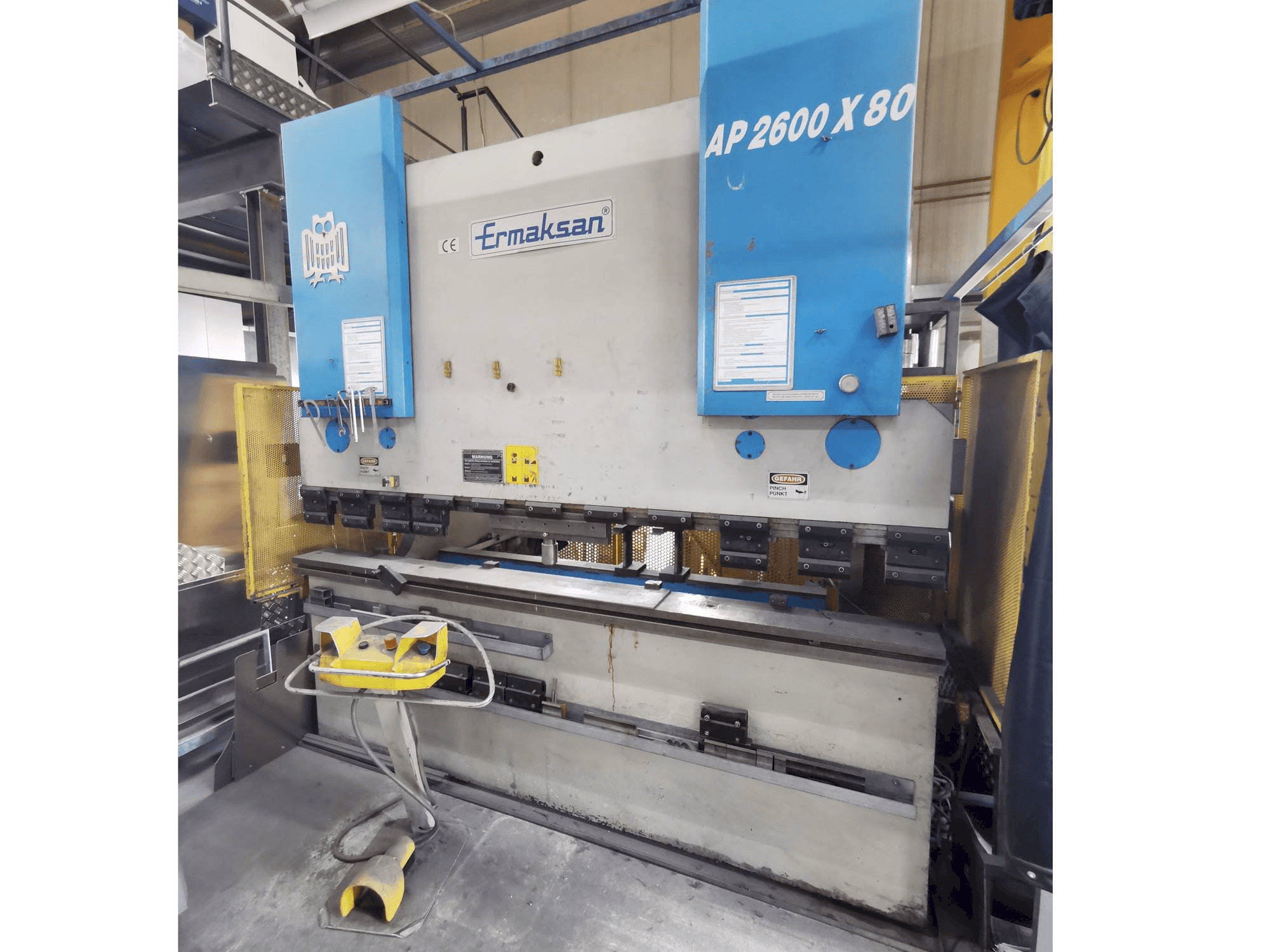 Vista frontal de la máquina ERMAKSAN AP 2600 - 80