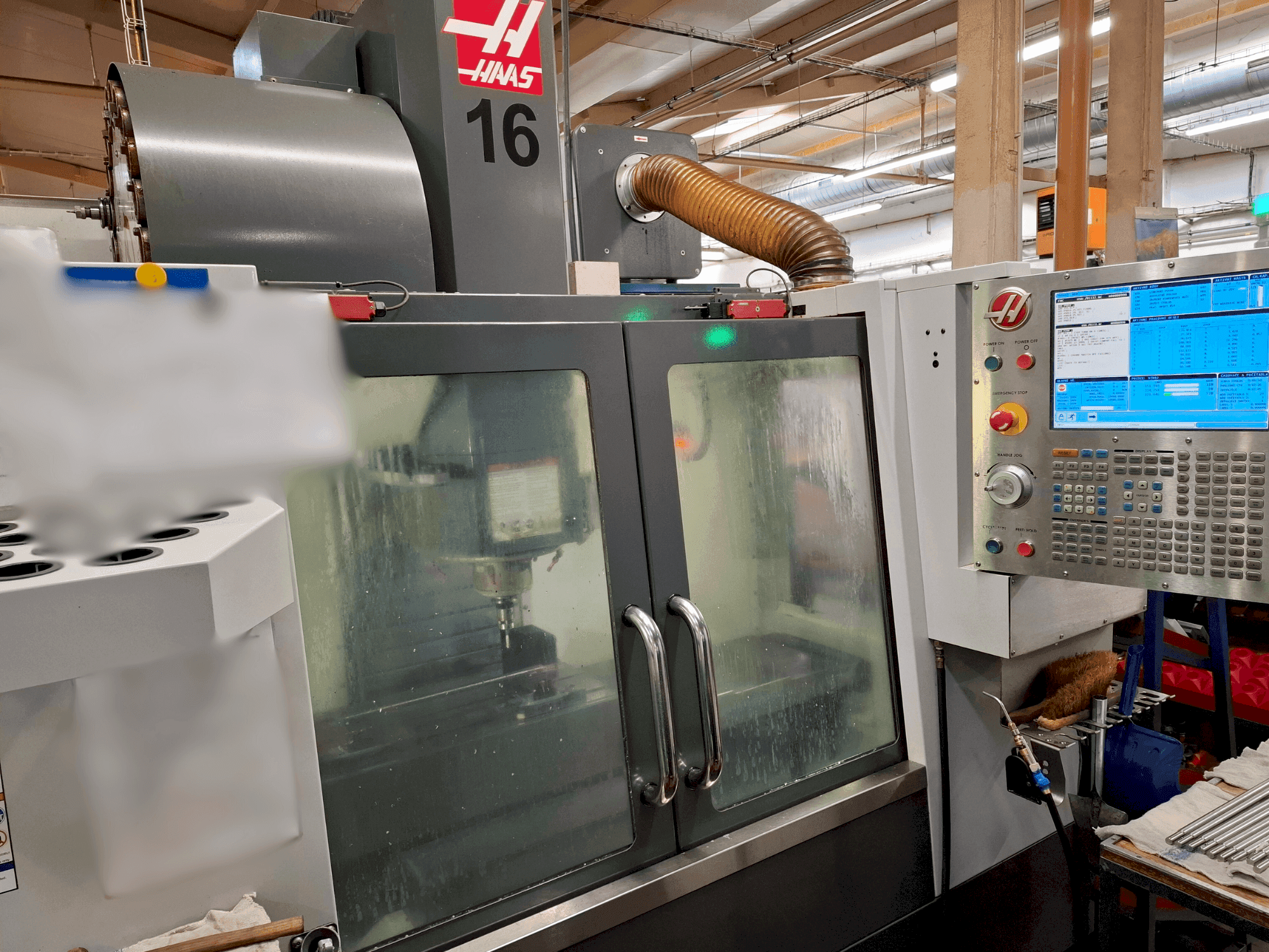 Vista frontal de la máquina HAAS VF-2SS