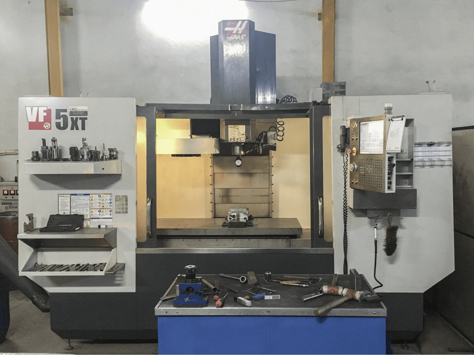 Vista frontal de la máquina HAAS VF-5/40XT