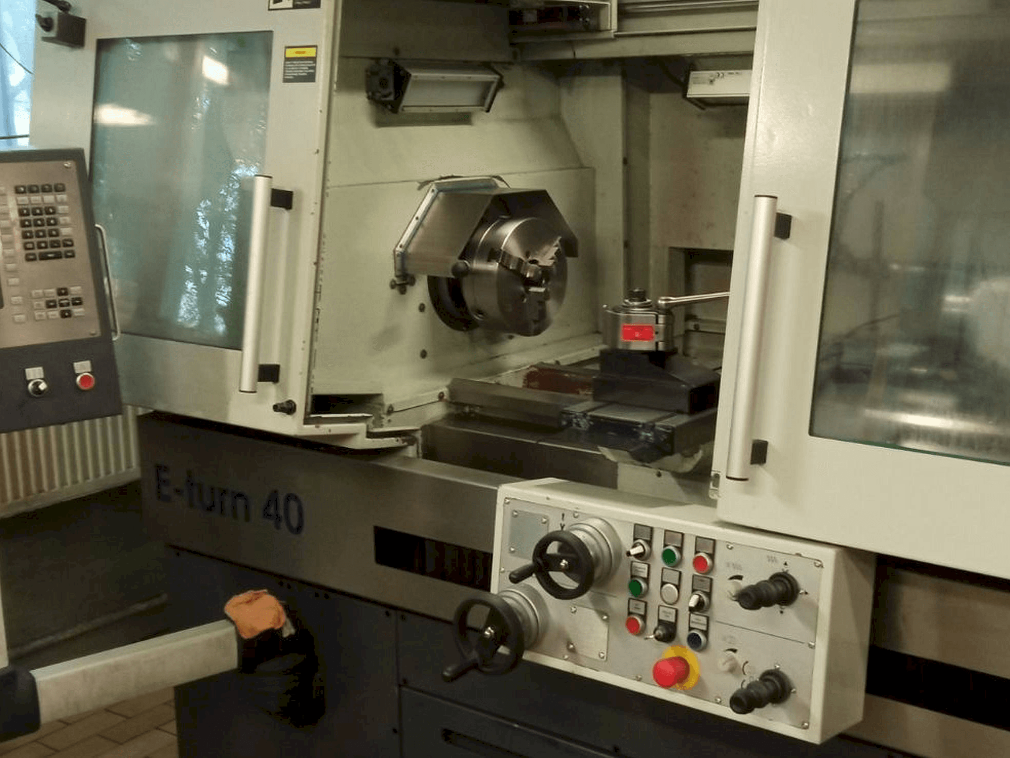 Vista frontal de la máquina Avia E-turn 40