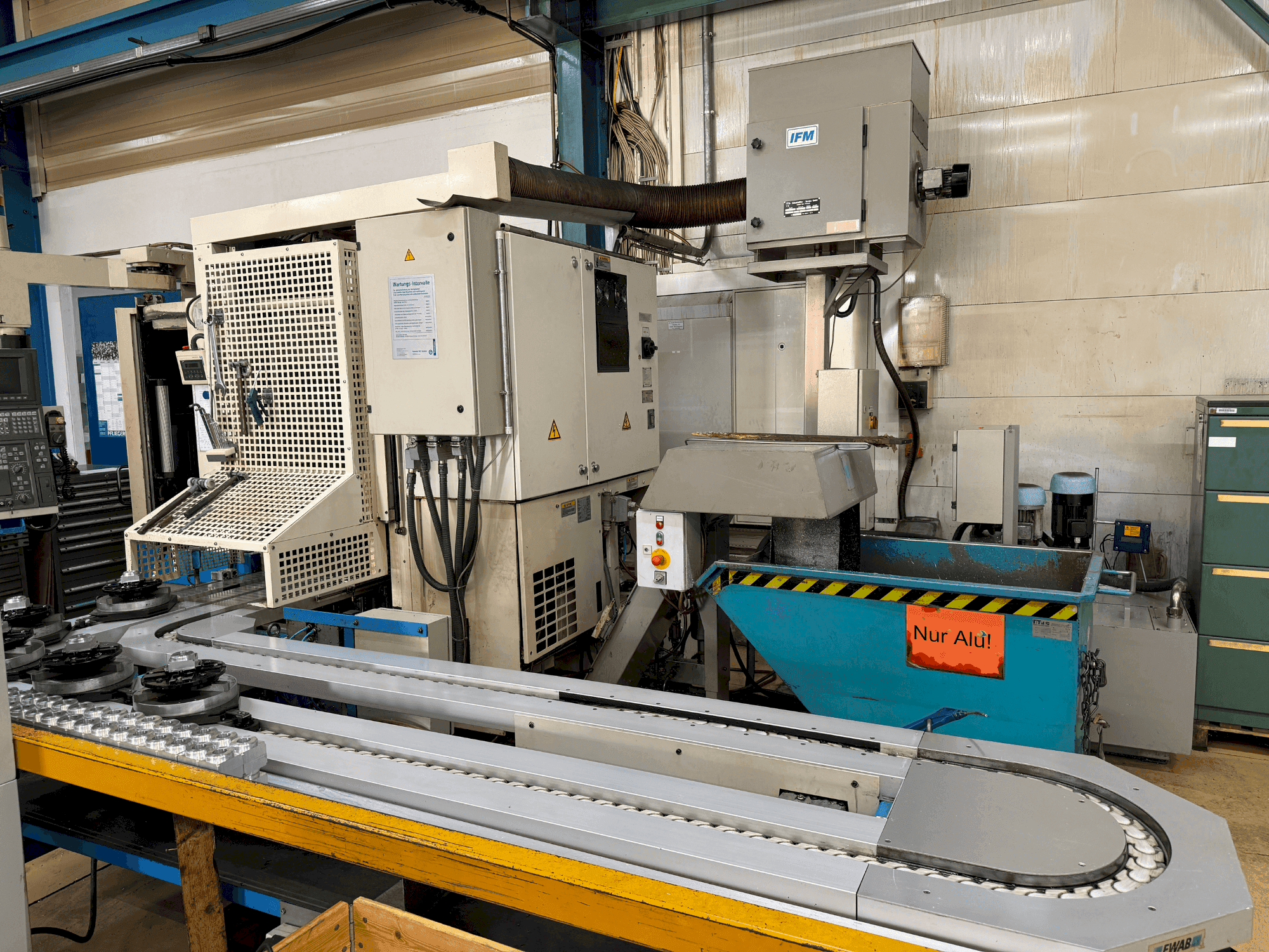 Vista frontal de la máquina Okuma 2003