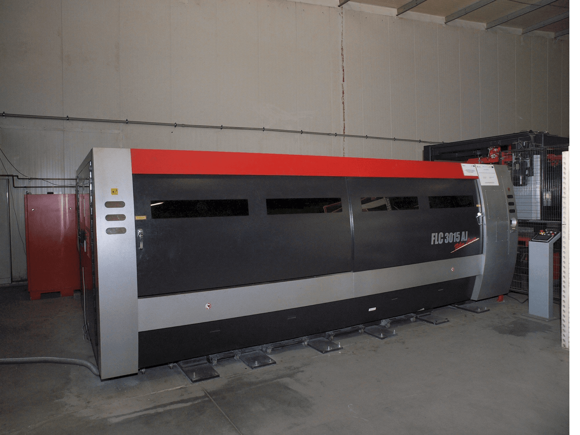Vista frontal de la máquina AMADA LC-3015 AJ 2kW Fiber laser