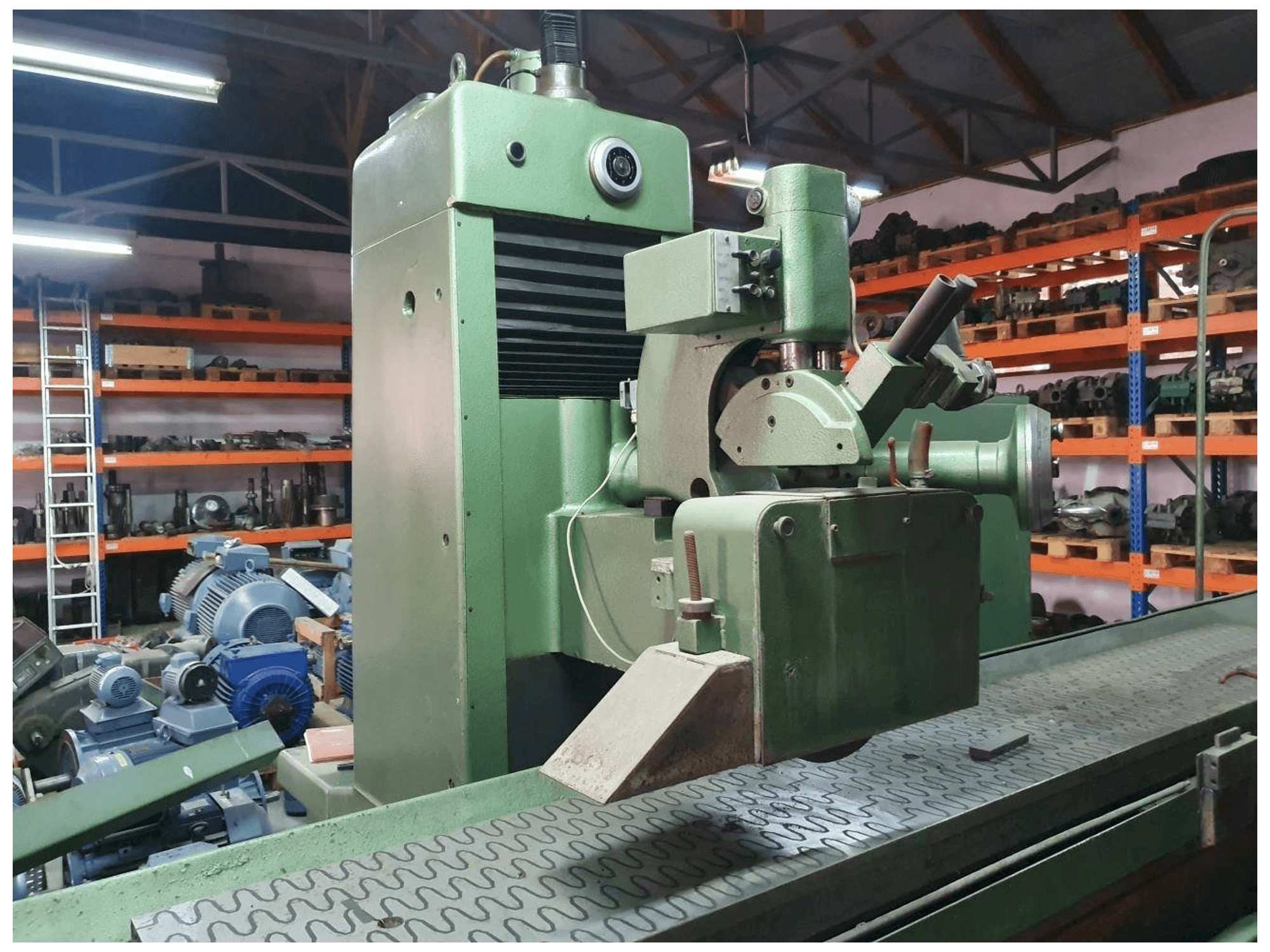 Vista frontal de la máquina ELB SCHLIFF SWBD-30 VA II