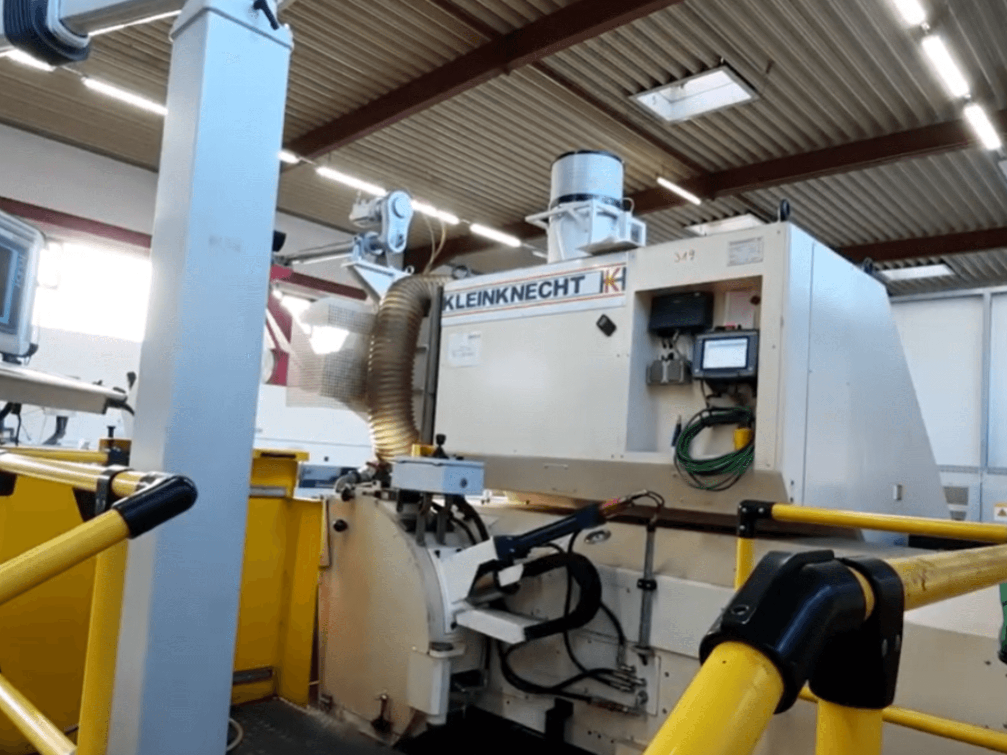Rectificadora cilíndrica WALDRICH KLEINKNECHT WS III C 6.00 X 5000, vista lateral, con panel de control y sistema de aspiración.