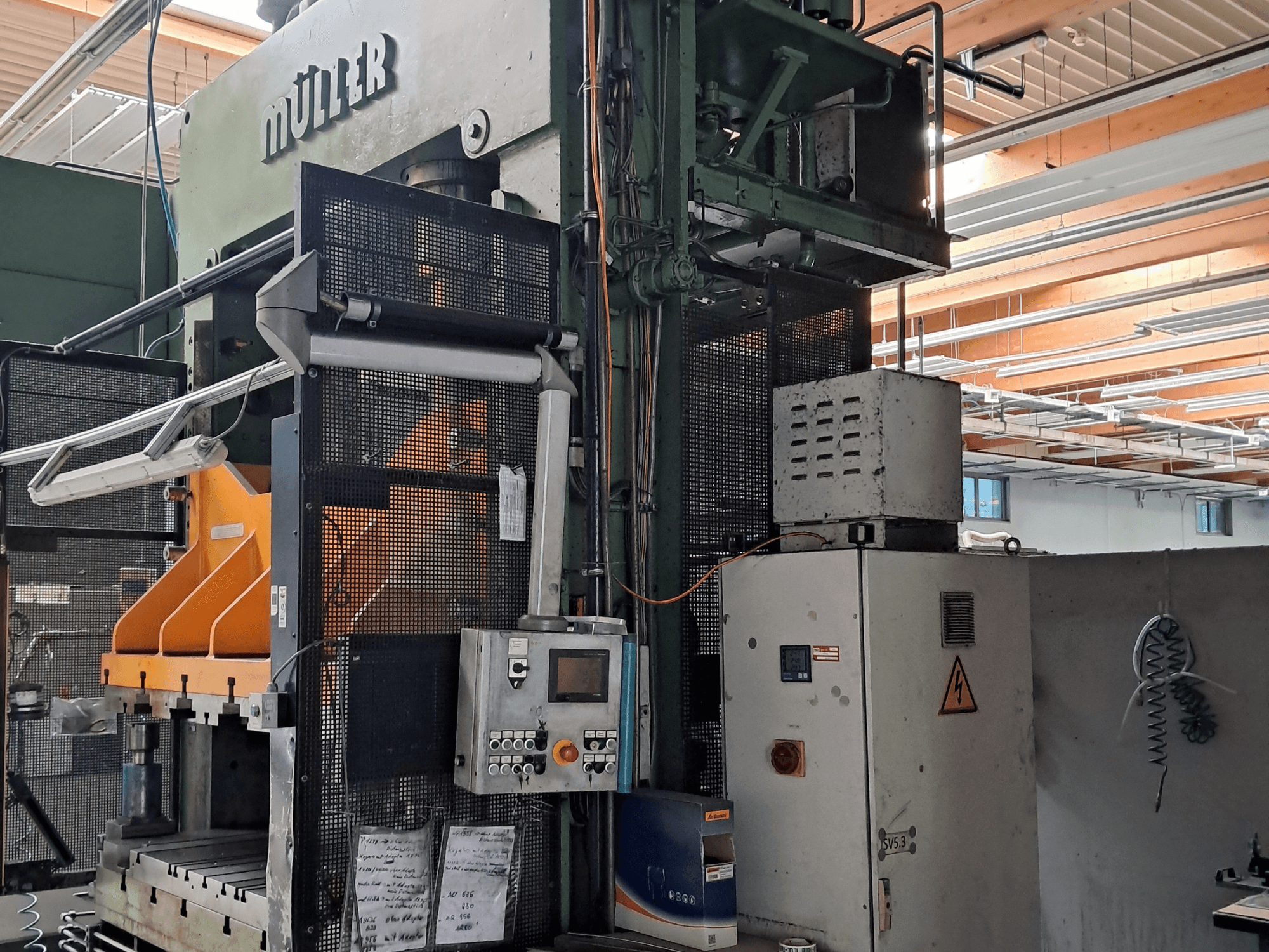 Prensa para metal Müller SE 201.1.1 /32, vista frontal, en la que se aprecian el panel de control, la protección de seguridad y los componentes operativos.