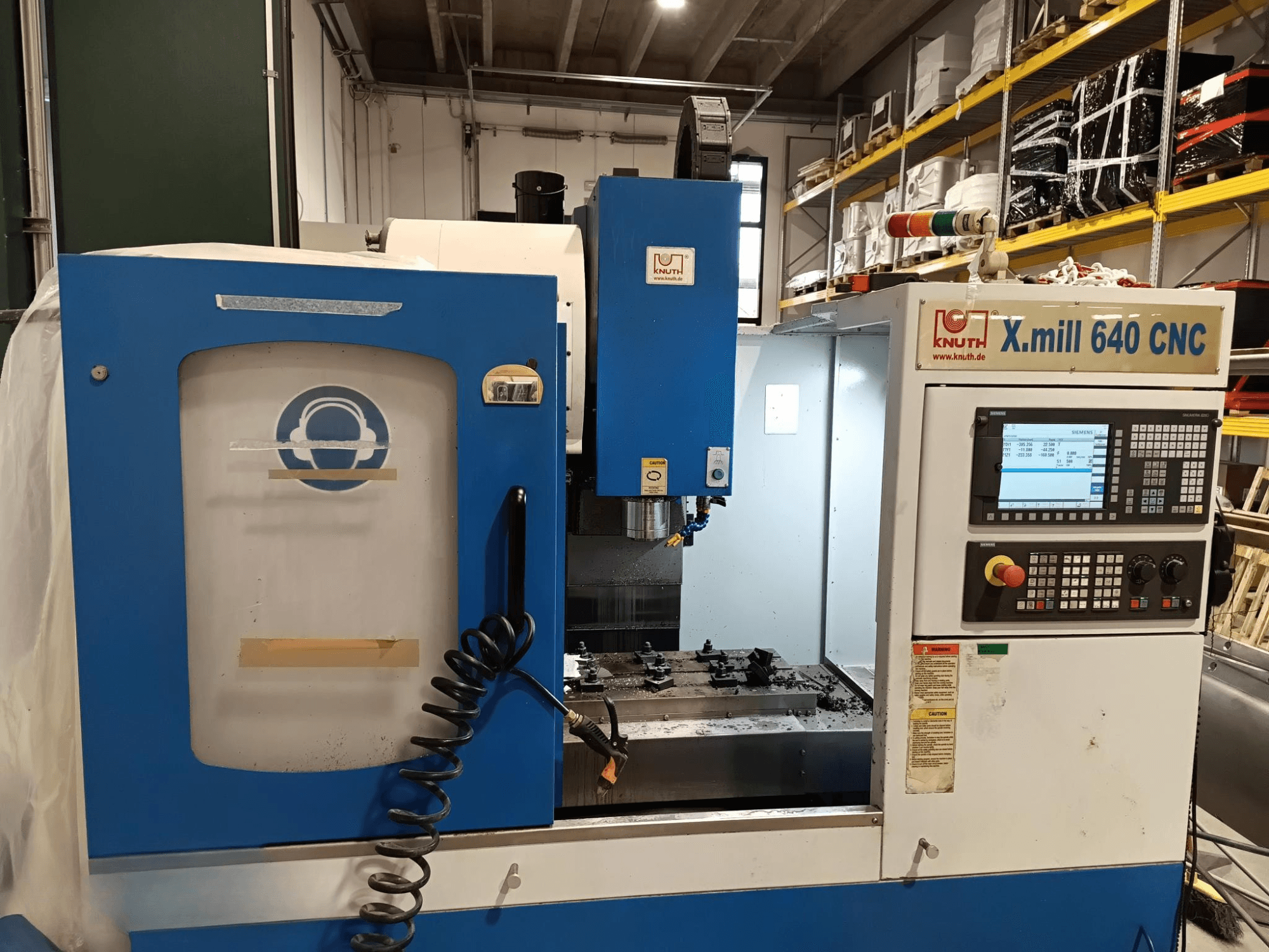 Máquina CNC Knuth X.mill 640 en vista lateral, con panel de control, área de husillo y configuración visible de la pieza de trabajo.