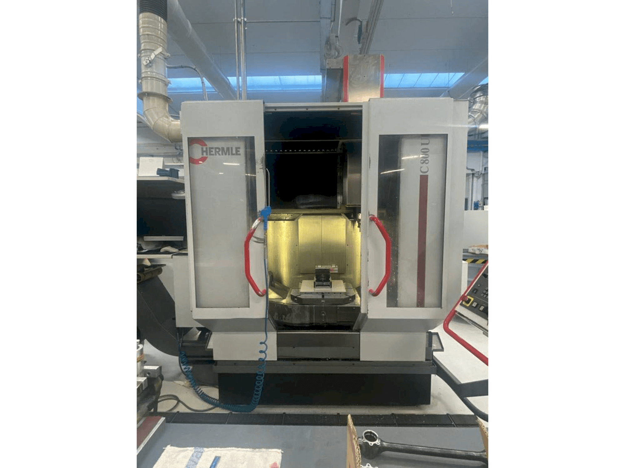 Vista frontal de la máquina HERMLE C800U