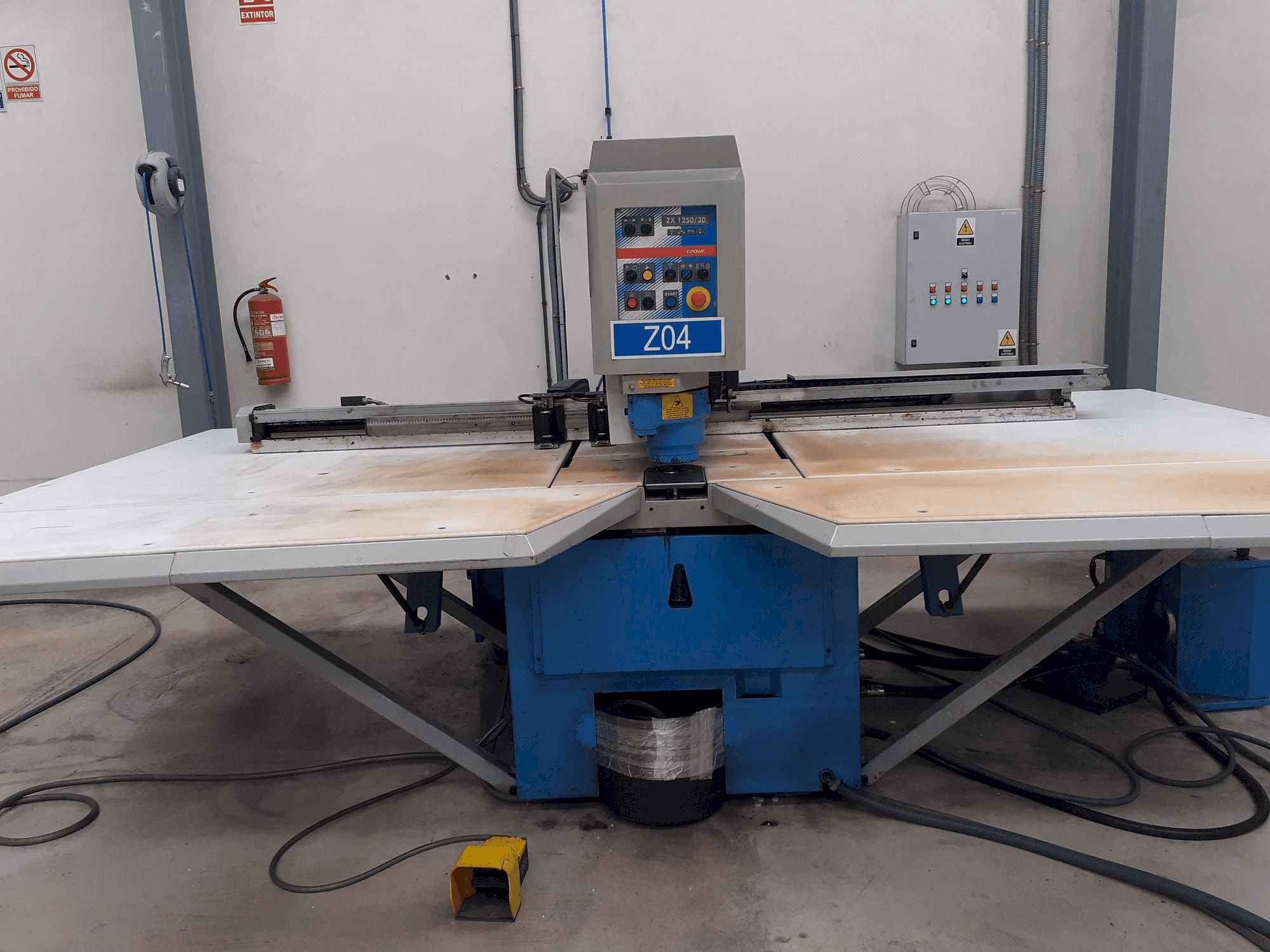 Vista frontal de la máquina Euromac ZX125-30