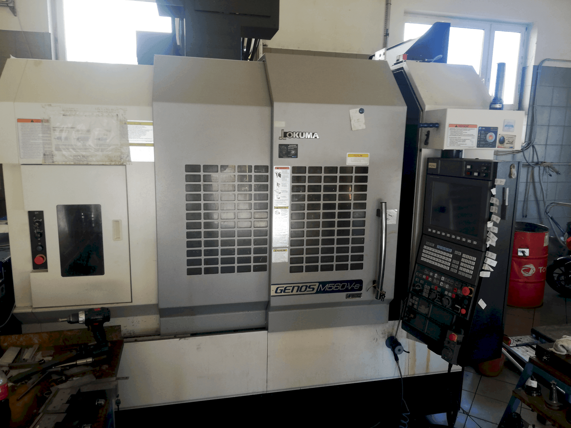Vista frontal de la máquina Okuma GENOS M560V-e
