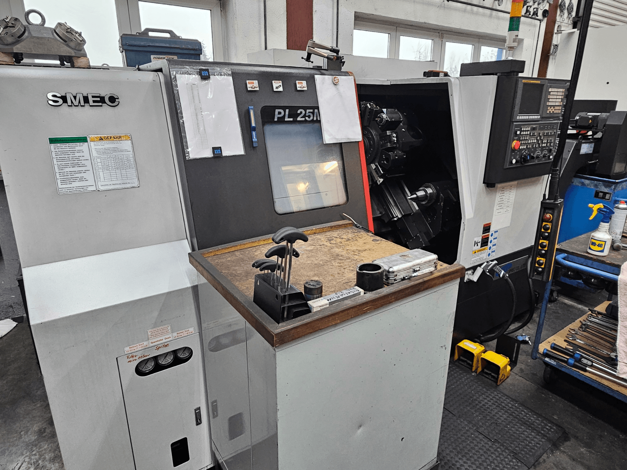 Centro de fresado y torneado SMEC PL 25M en un taller, vista frontal que muestra el panel de control, el portaherramientas y la zona de funcionamiento.