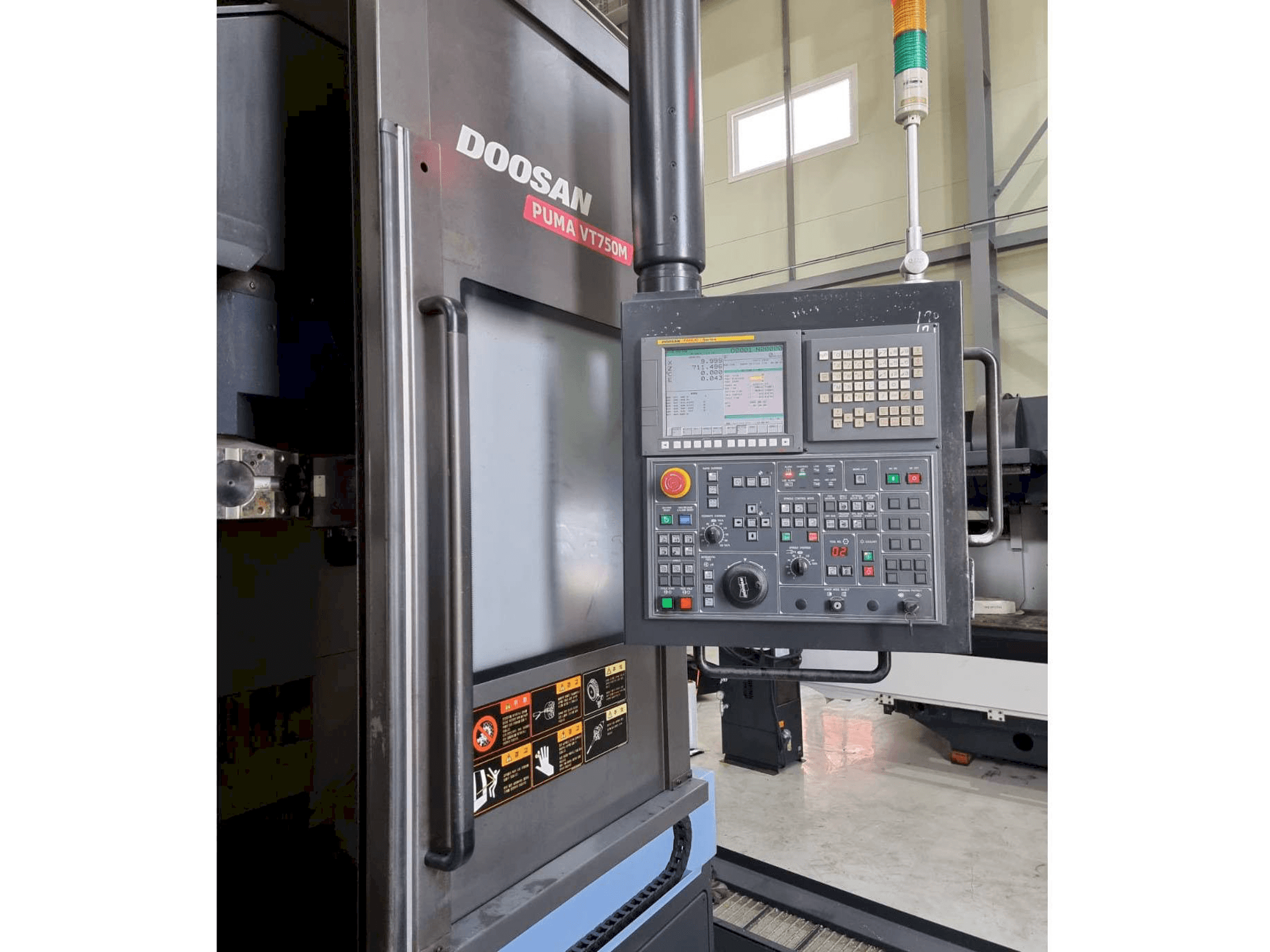 Vista lateral izquierda de la máquina Doosan Puma VT750M