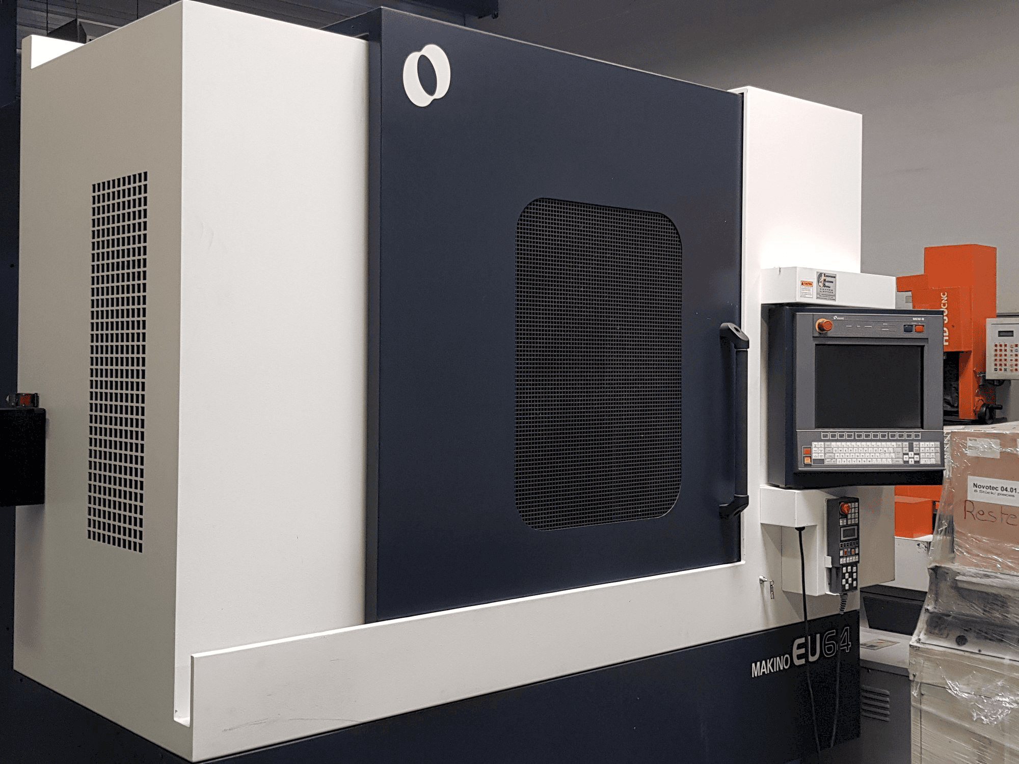 Vista frontal de la máquina Makino EU 65