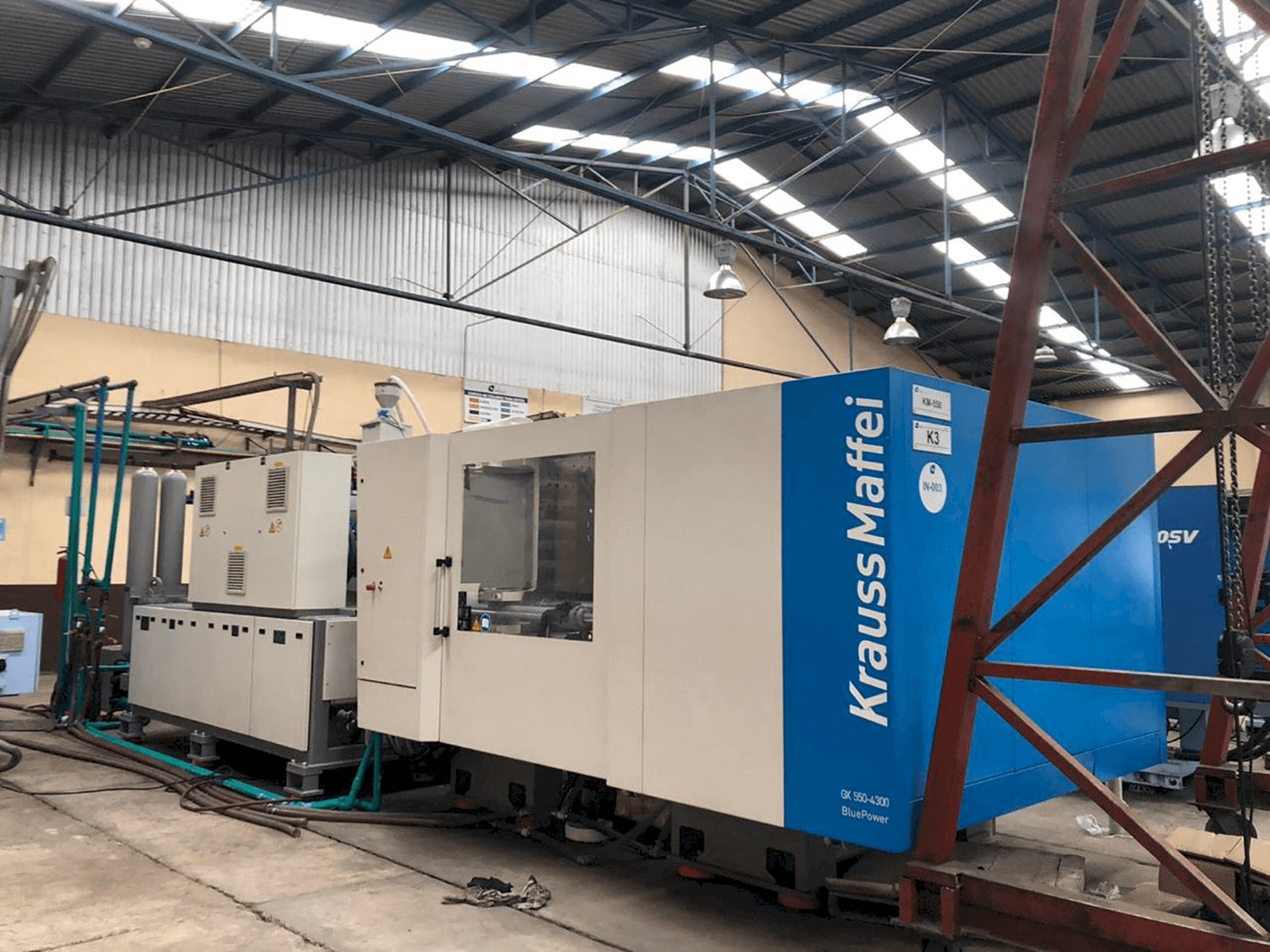 Vista frontal de la máquina Krauss Maffei 550-4300 GX