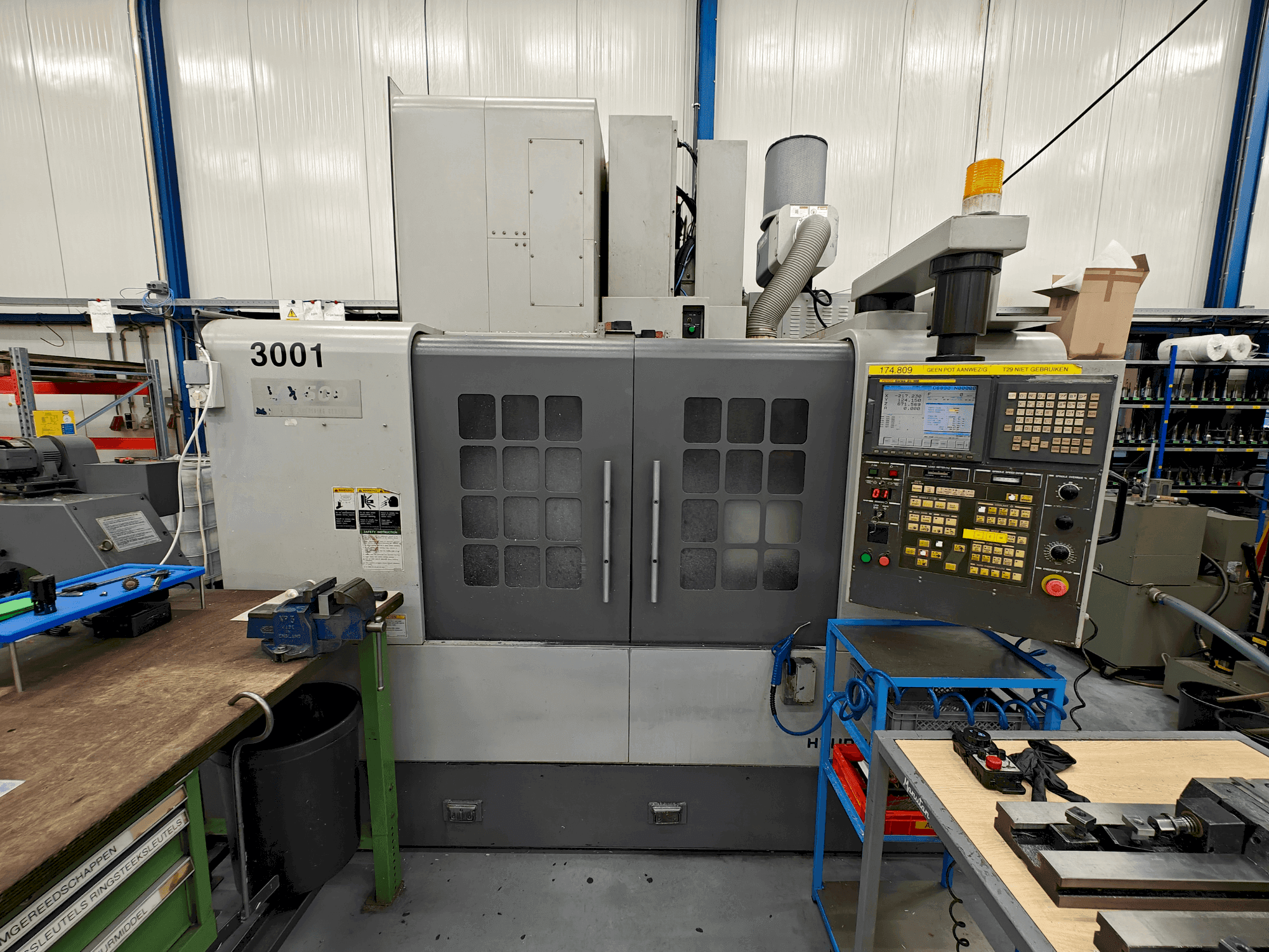 Vista frontal de la máquina HYUNDAI KIA VX 500