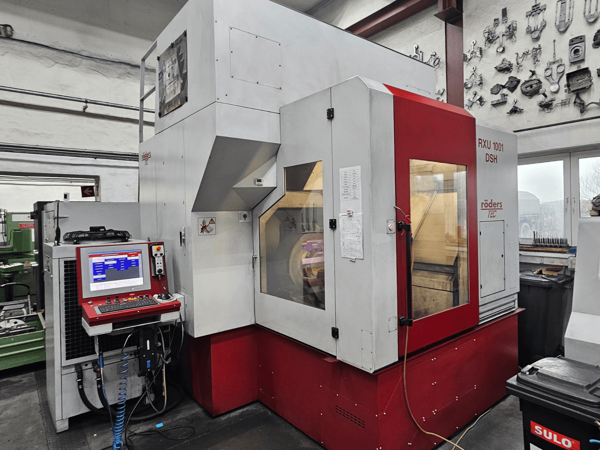 Centro de mecanizado vertical RÖDERS RXU 1001 DSH, vista frontal que muestra el panel de control y los detalles de la máquina en un entorno de taller.