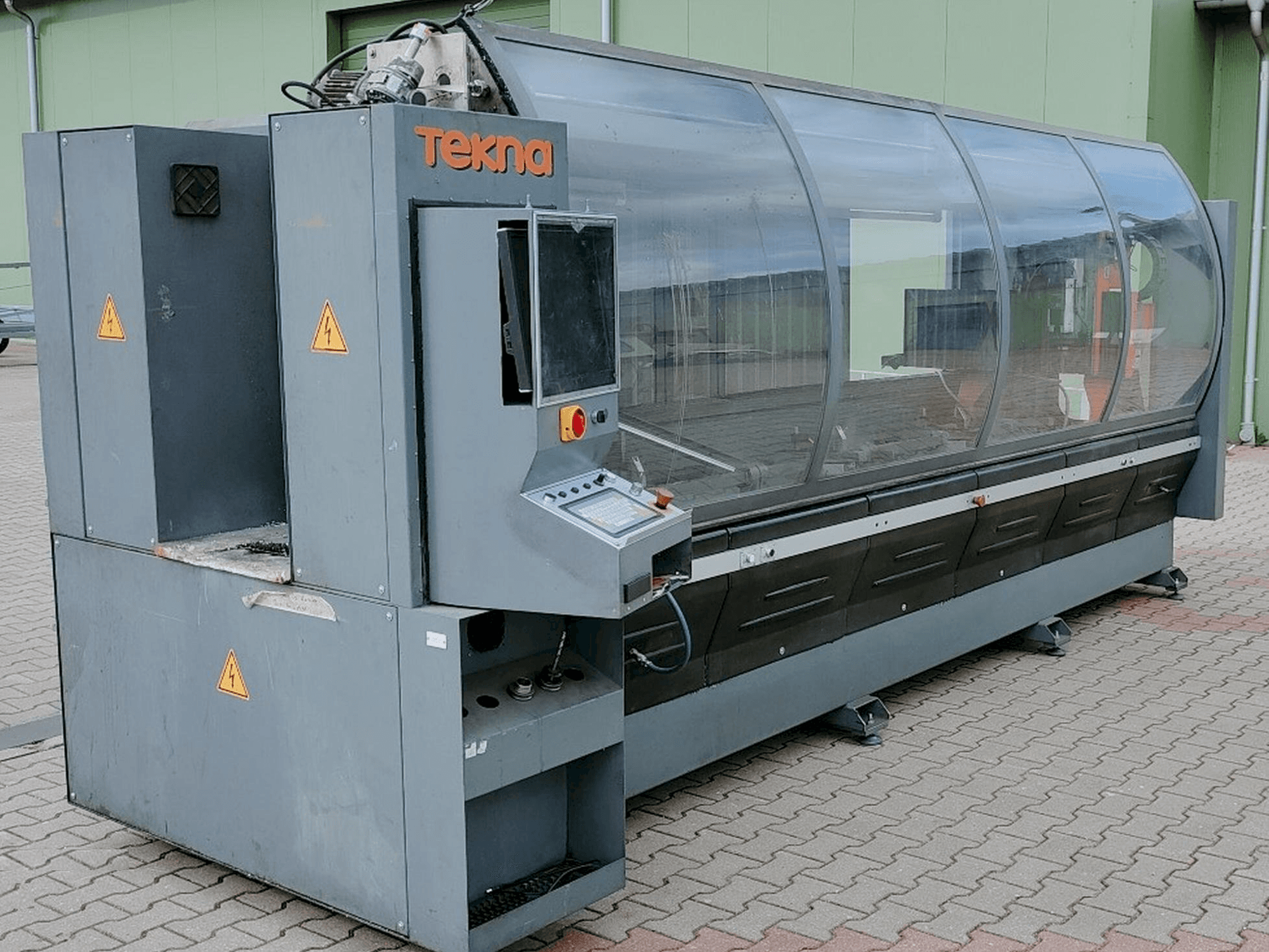 Vista frontal de la máquina Tekna TK427-3