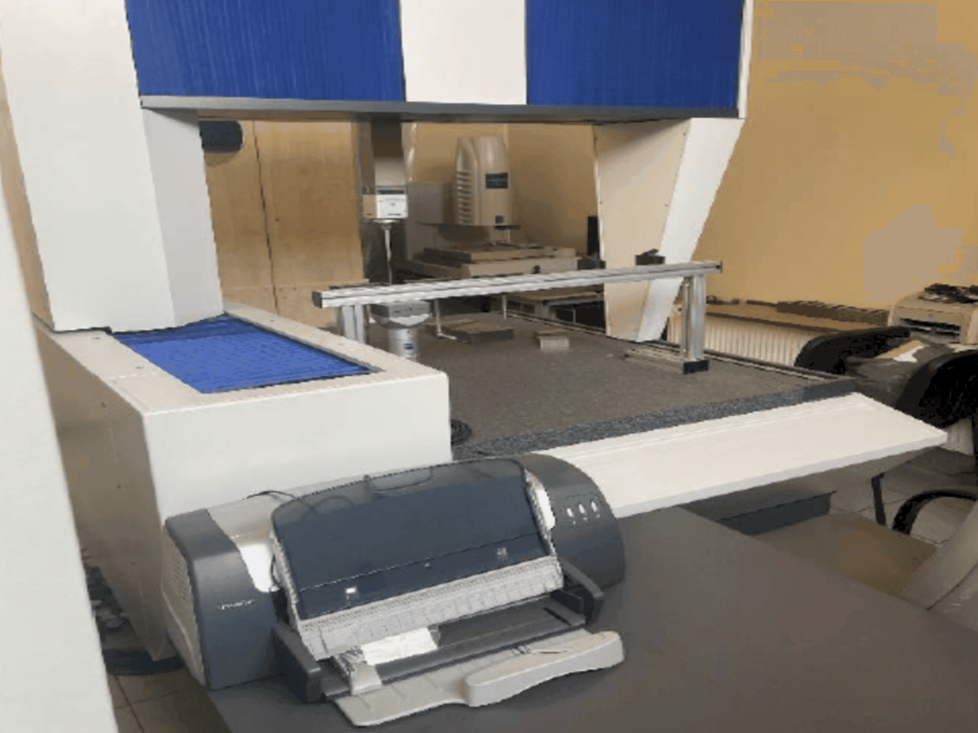 Vista frontal de la máquina ZEISS Prismo 7 Vario