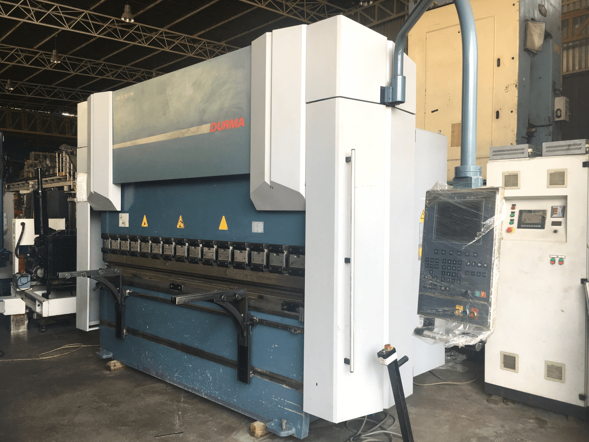 Vista derecha de la máquina Durma AD-S 30100