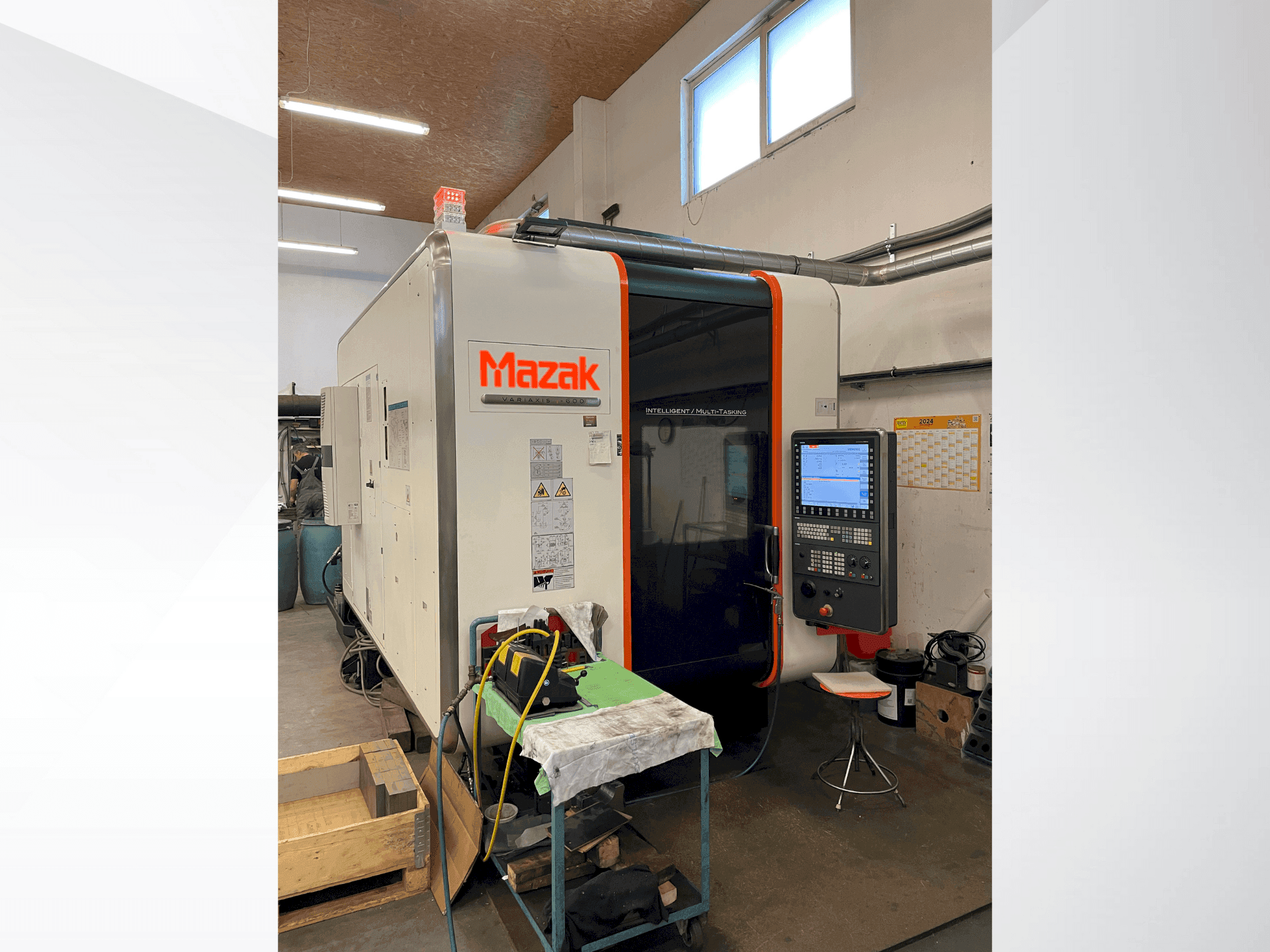 Vista frontal de la máquina Mazak Variaxis i-600