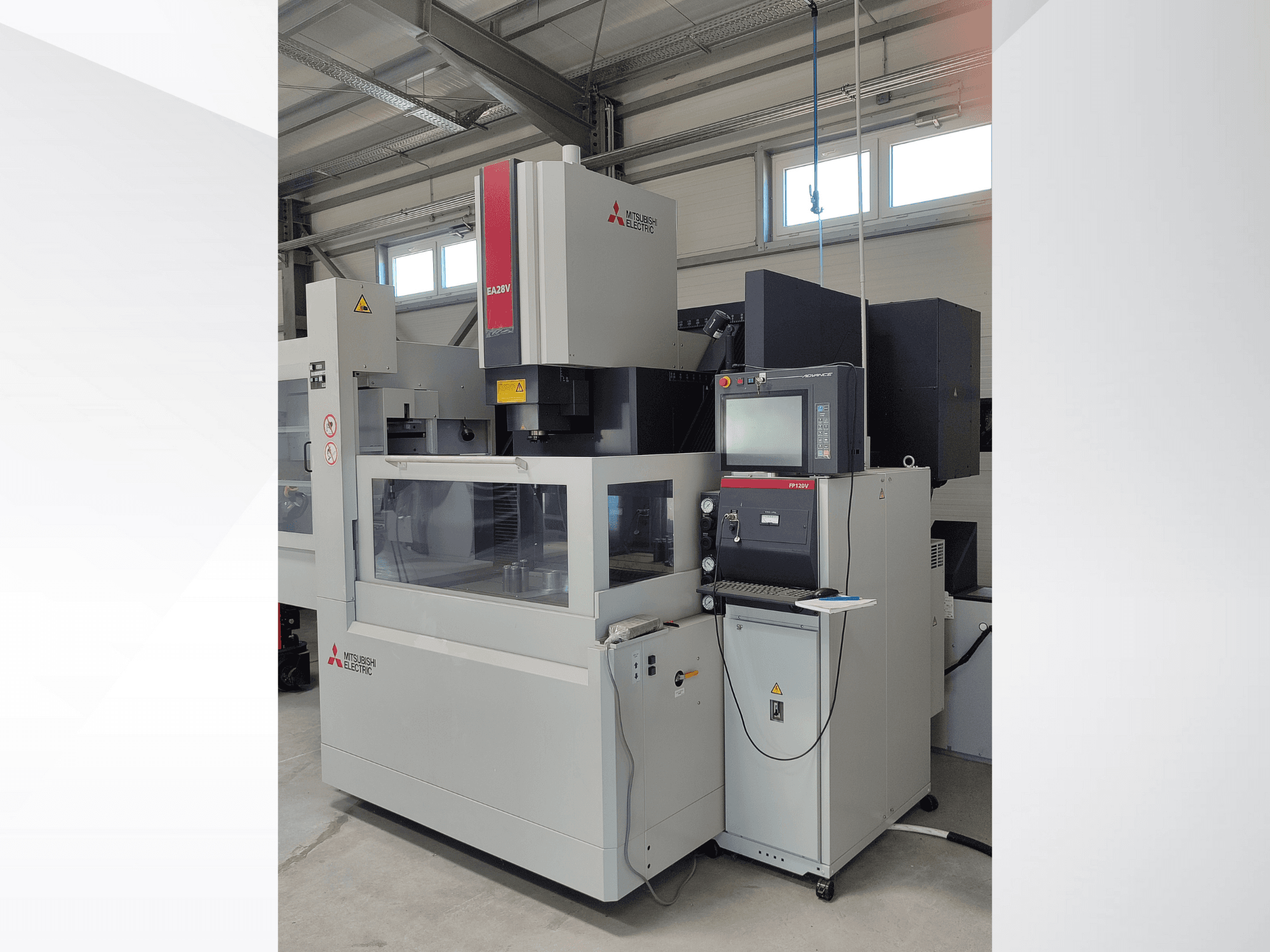 Máquina de electroerosión por hilo EA32V de Mitsubishi Electric en vista lateral, con panel de control y área de trabajo visible a través de un cristal.