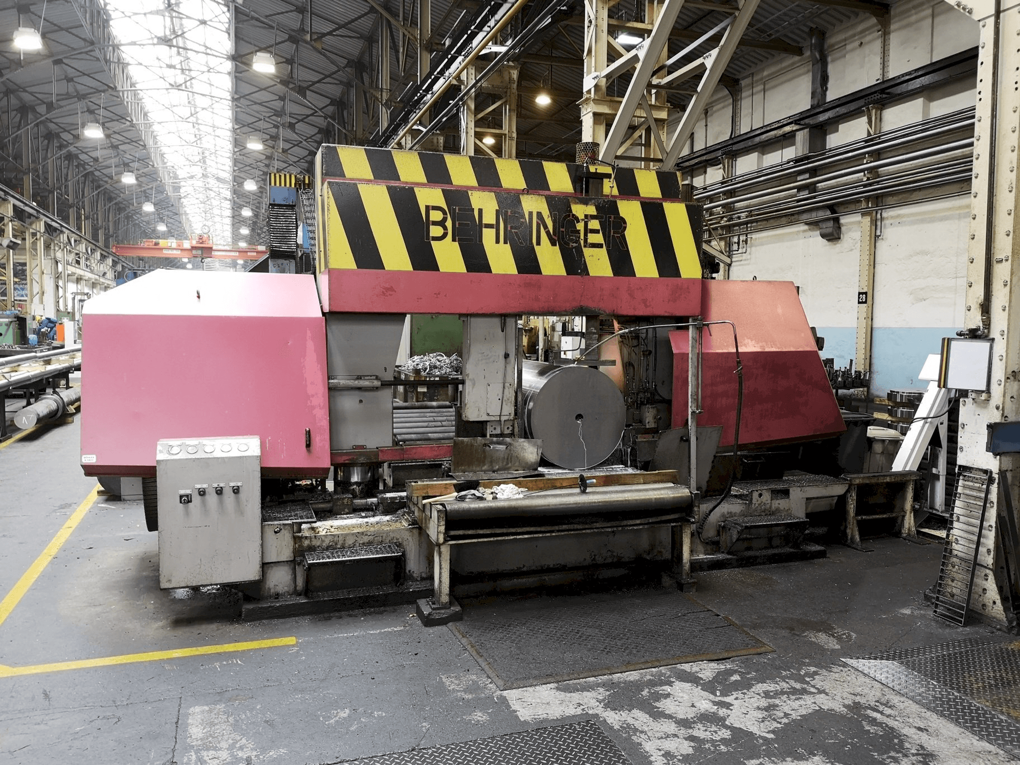 Vista frontal de la máquina Behringer HBP1080/1700 A/CNC