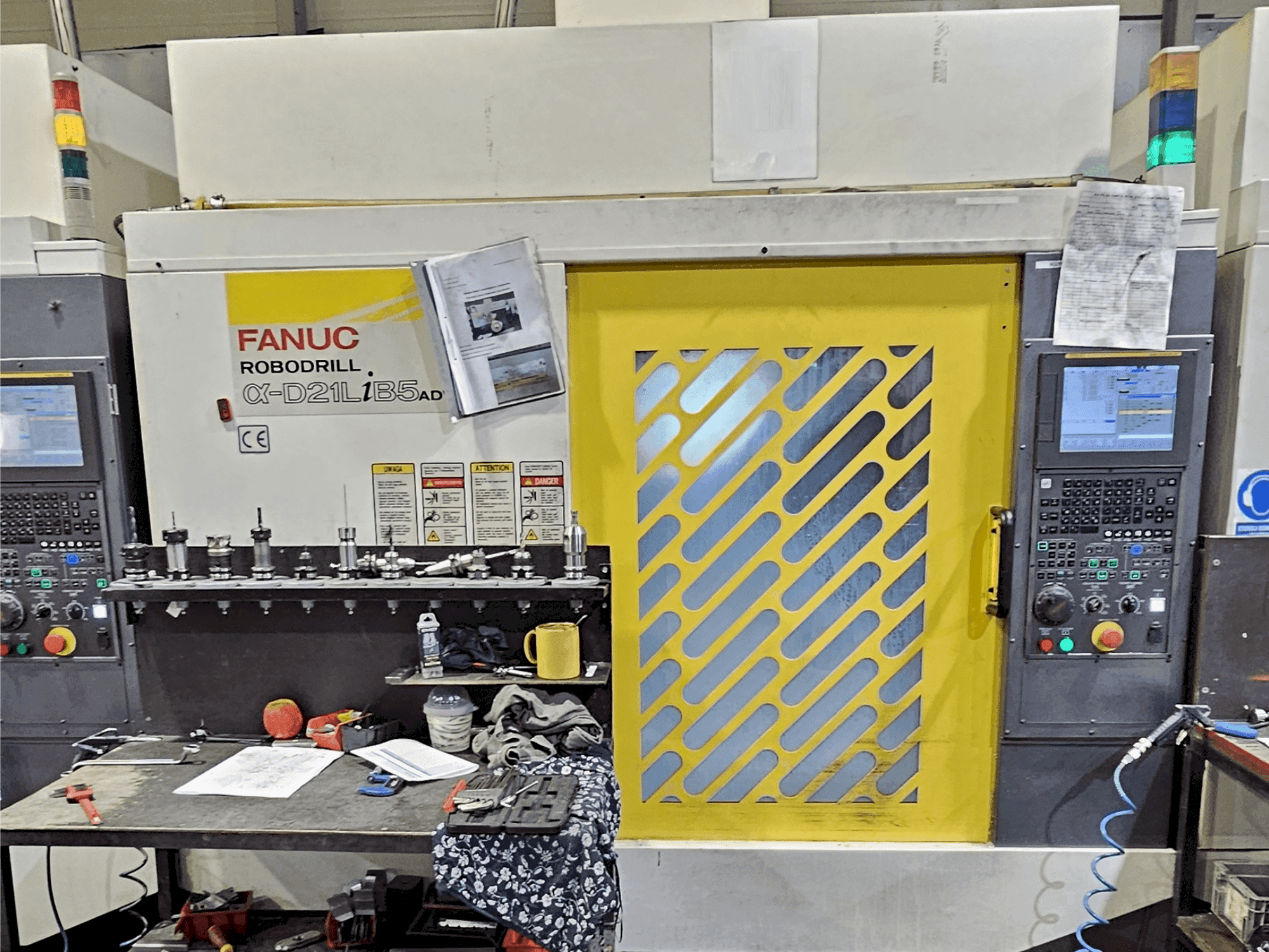 Vista frontal de la máquina FANUC Robodrill α-D21L iB 5 ADV