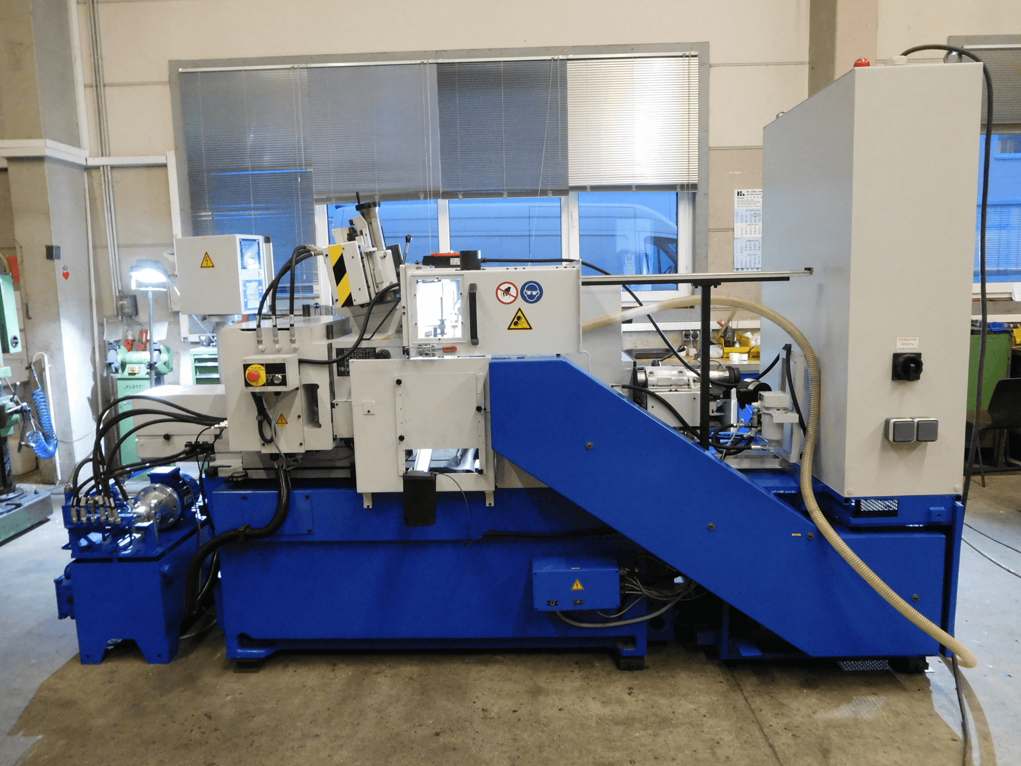 Rectificadora sin centros Schaudt Mikrosa SASL 125, vista lateral, con base azul y panel de control, mostrando las características operativas.
