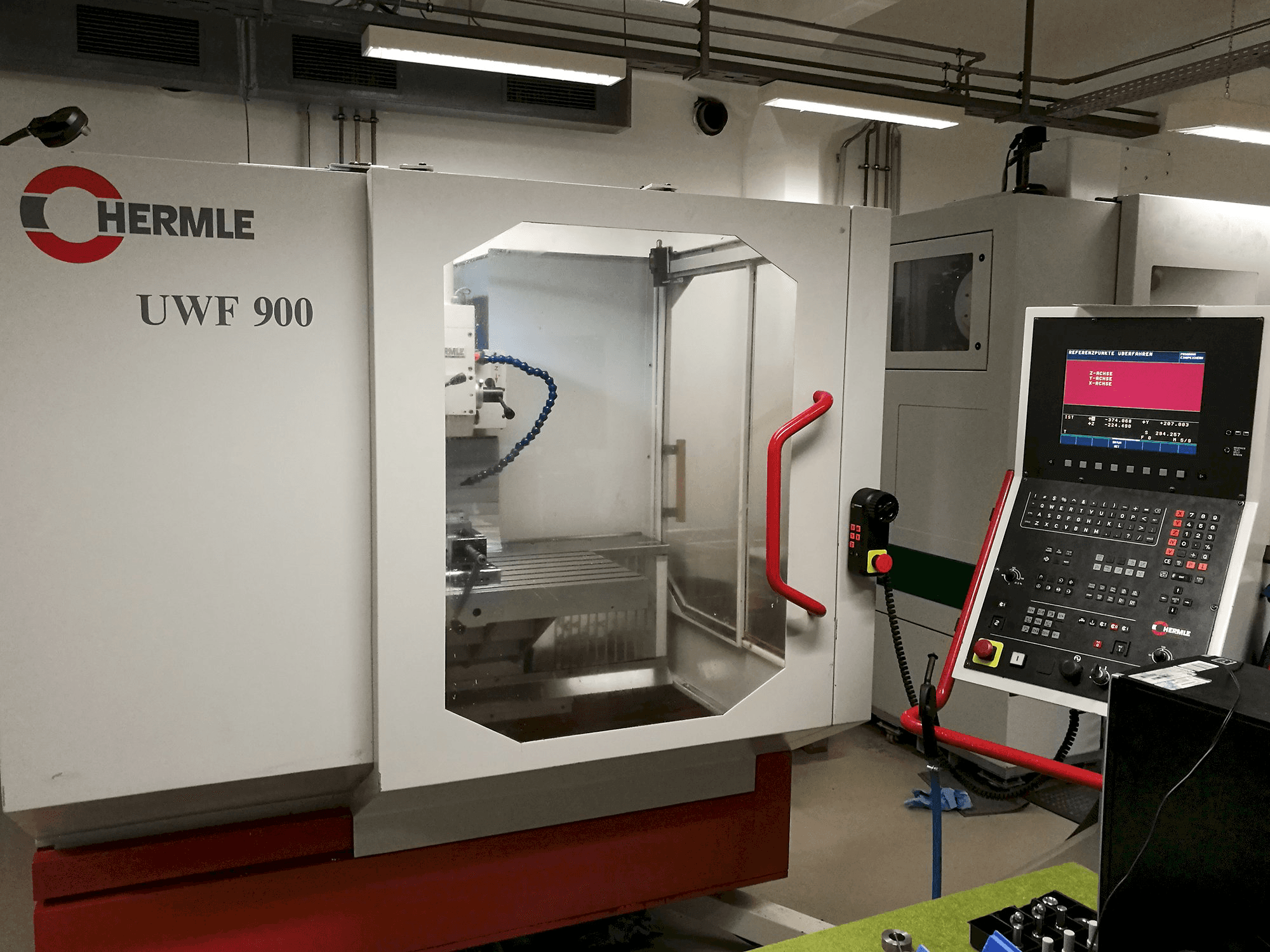 Vista izquierda de la máquina HERMLE UWF 900