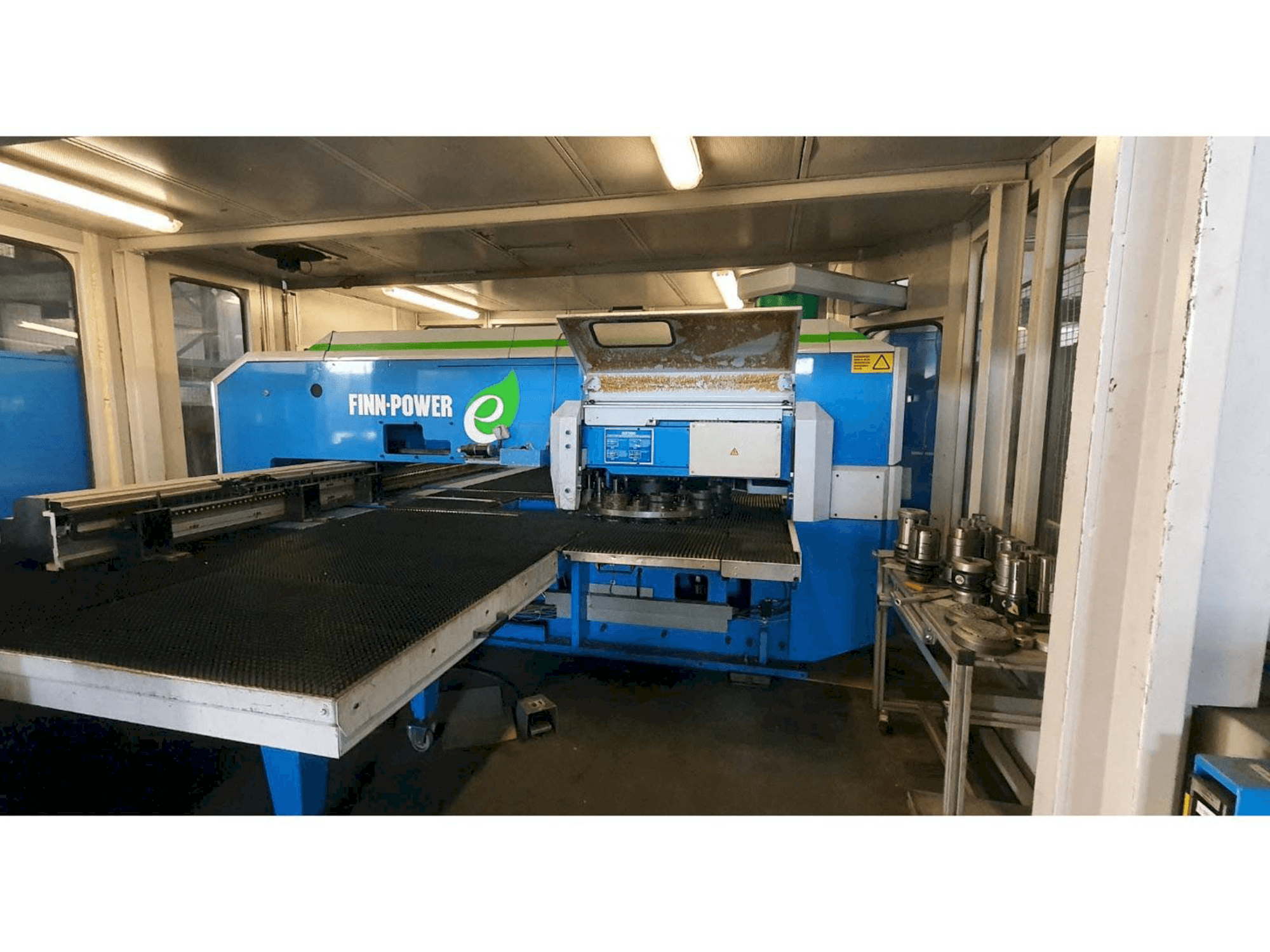 Vista frontal de la máquina Finn-Power E5 SBV