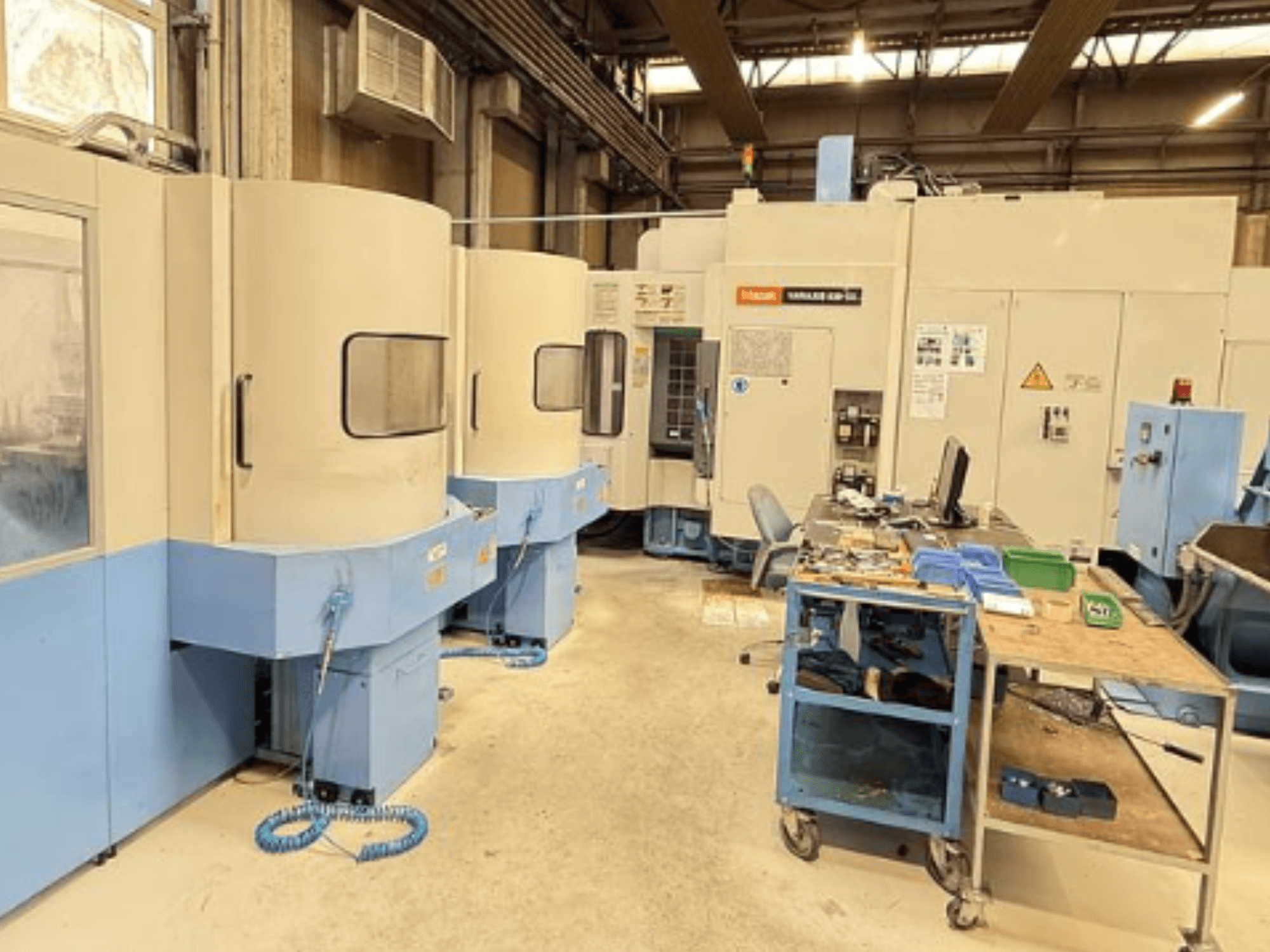 Centro de mecanizado vertical Mazak Variaxis 630-5X en un taller, vista frontal mostrando el panel de control y el área de almacenamiento de herramientas.