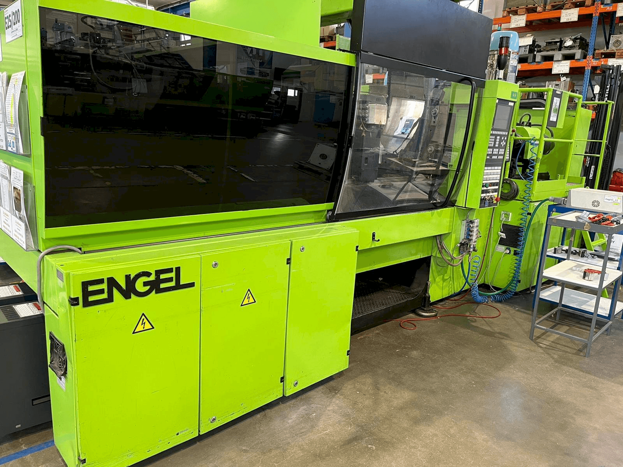 Vista frontal de la máquina Engel ES 650/150 HL
