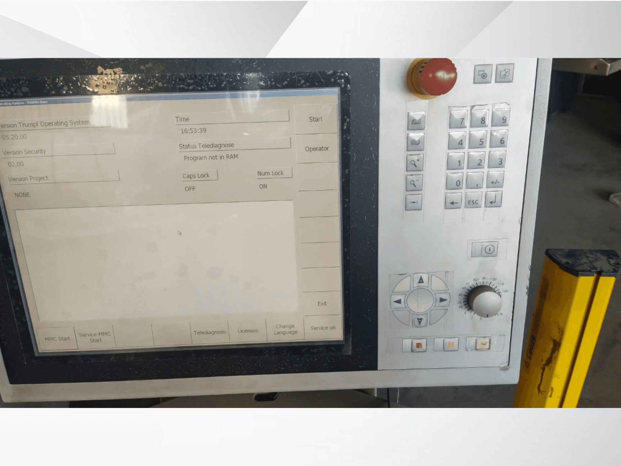Panel de control de una máquina Trumpf que muestra una interfaz del sistema operativo con botones y un monitor, vista frontal.
