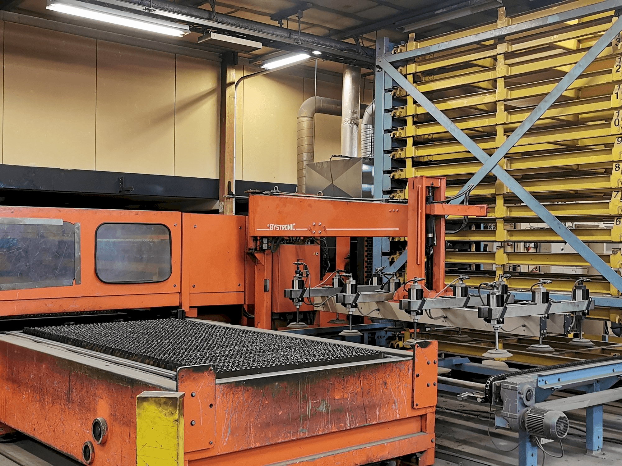 Vista frontal de la máquina Bystronic BTL 3500