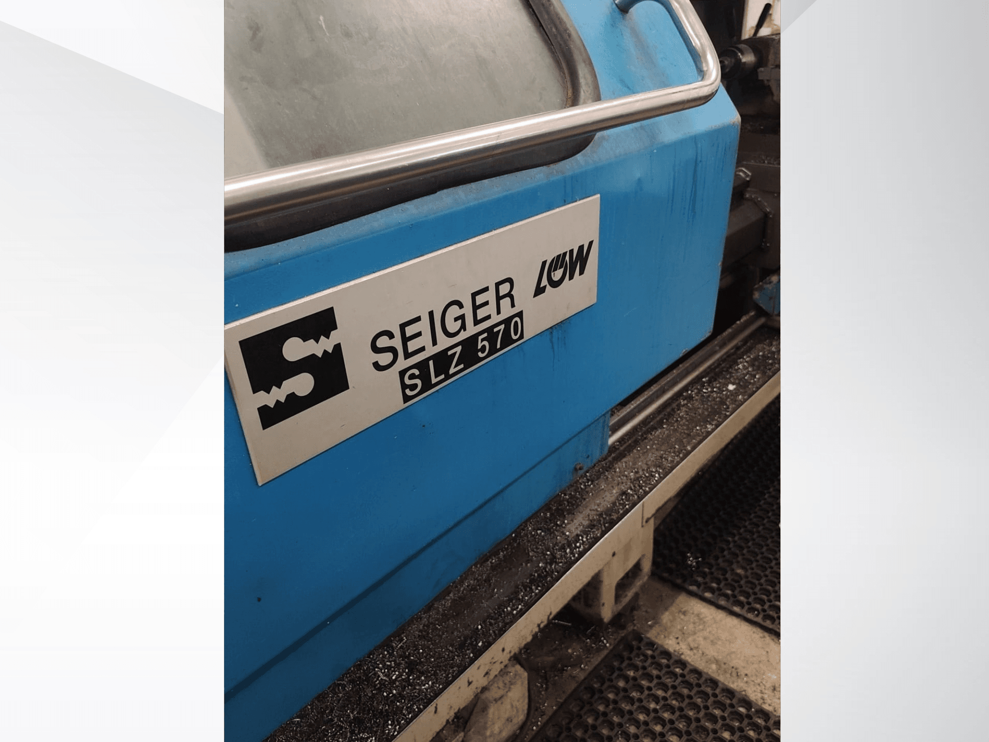 Vista lateral en primer plano del torno SEIGER SLZ570, con el exterior azul y el logotipo, en la que se muestran las funciones de control operativo.