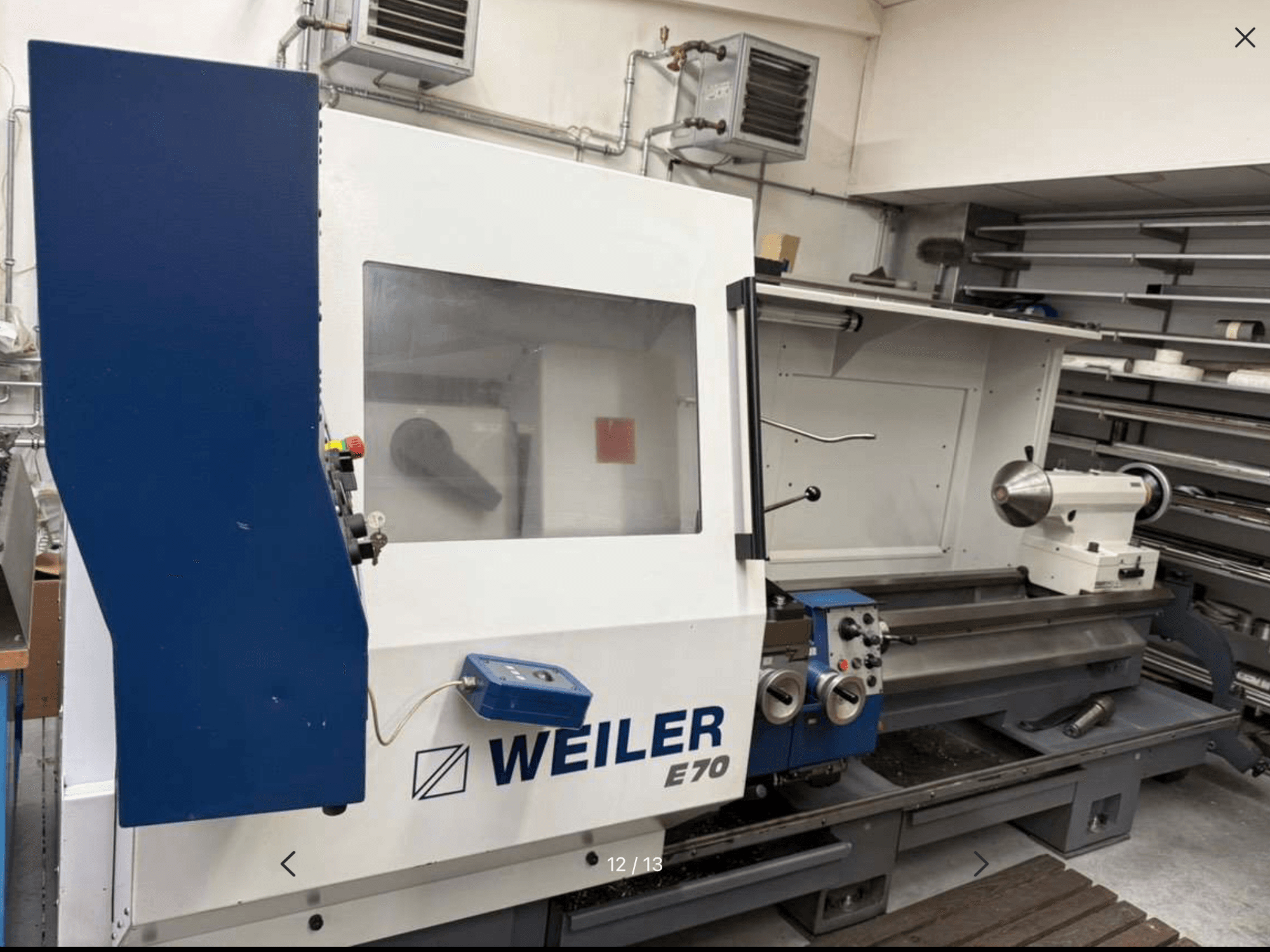 Máquina de torneado horizontal Weiler E70, vista lateral que muestra los controles y el husillo; diseño robusto visible en un entorno de taller.
