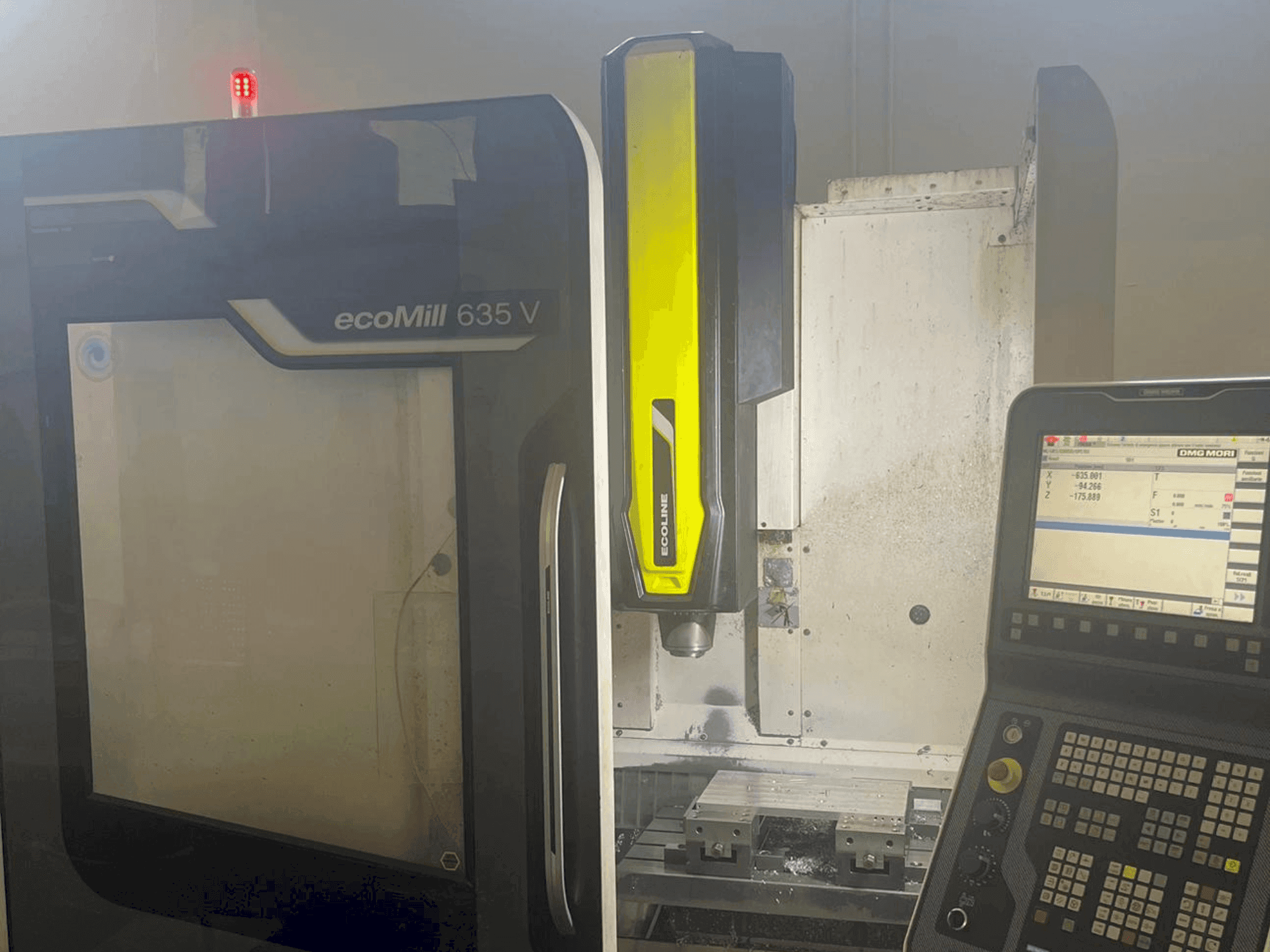 Vista frontal de la máquina DMG MORI ecoMill 635V
