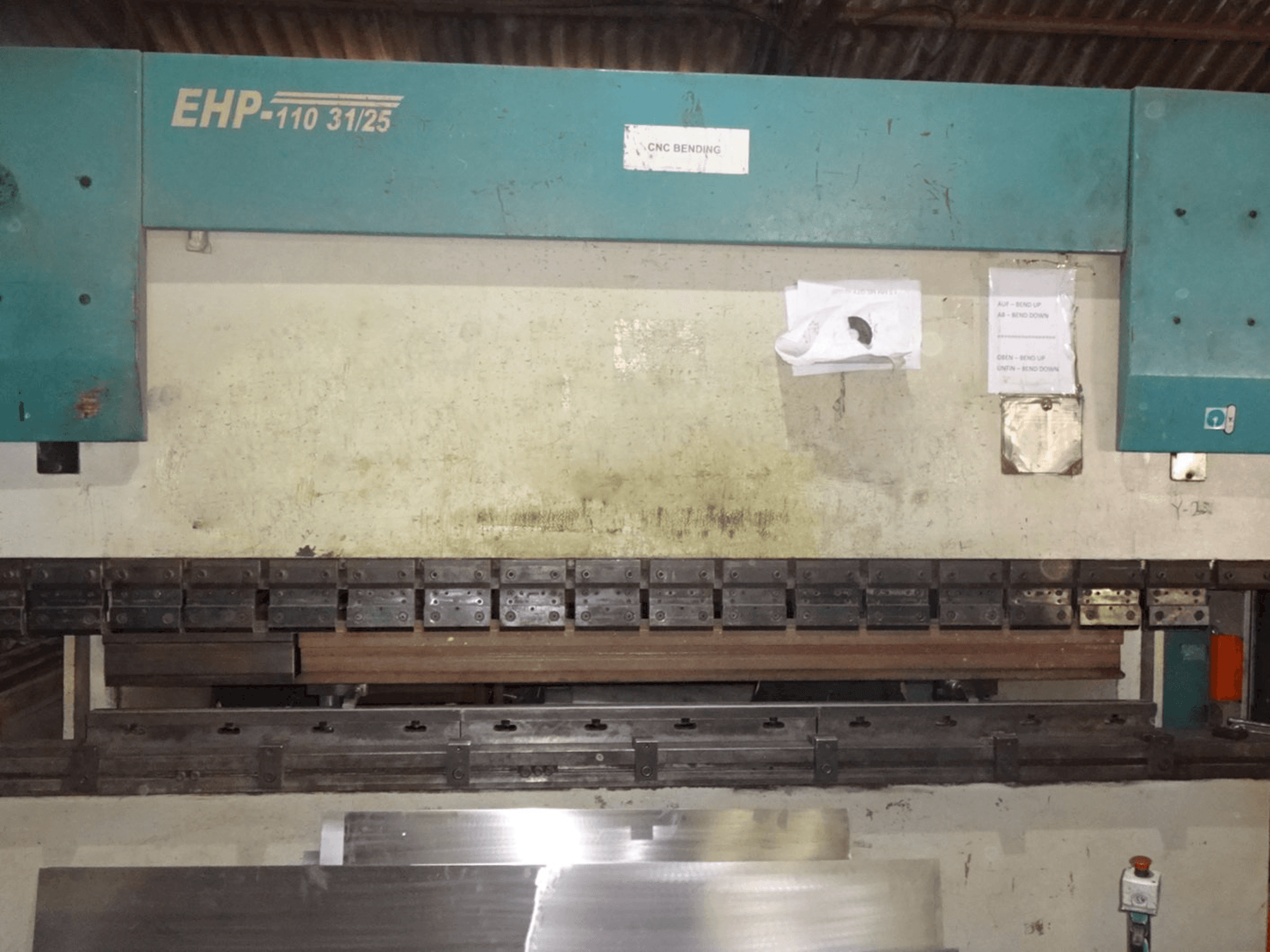 Vista frontal de la máquina Hindustan Hydraulics EHP 110