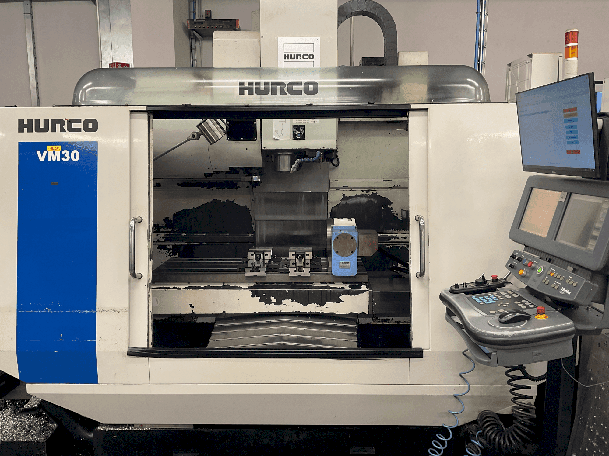 Vista frontal de la máquina Hurco VM 30