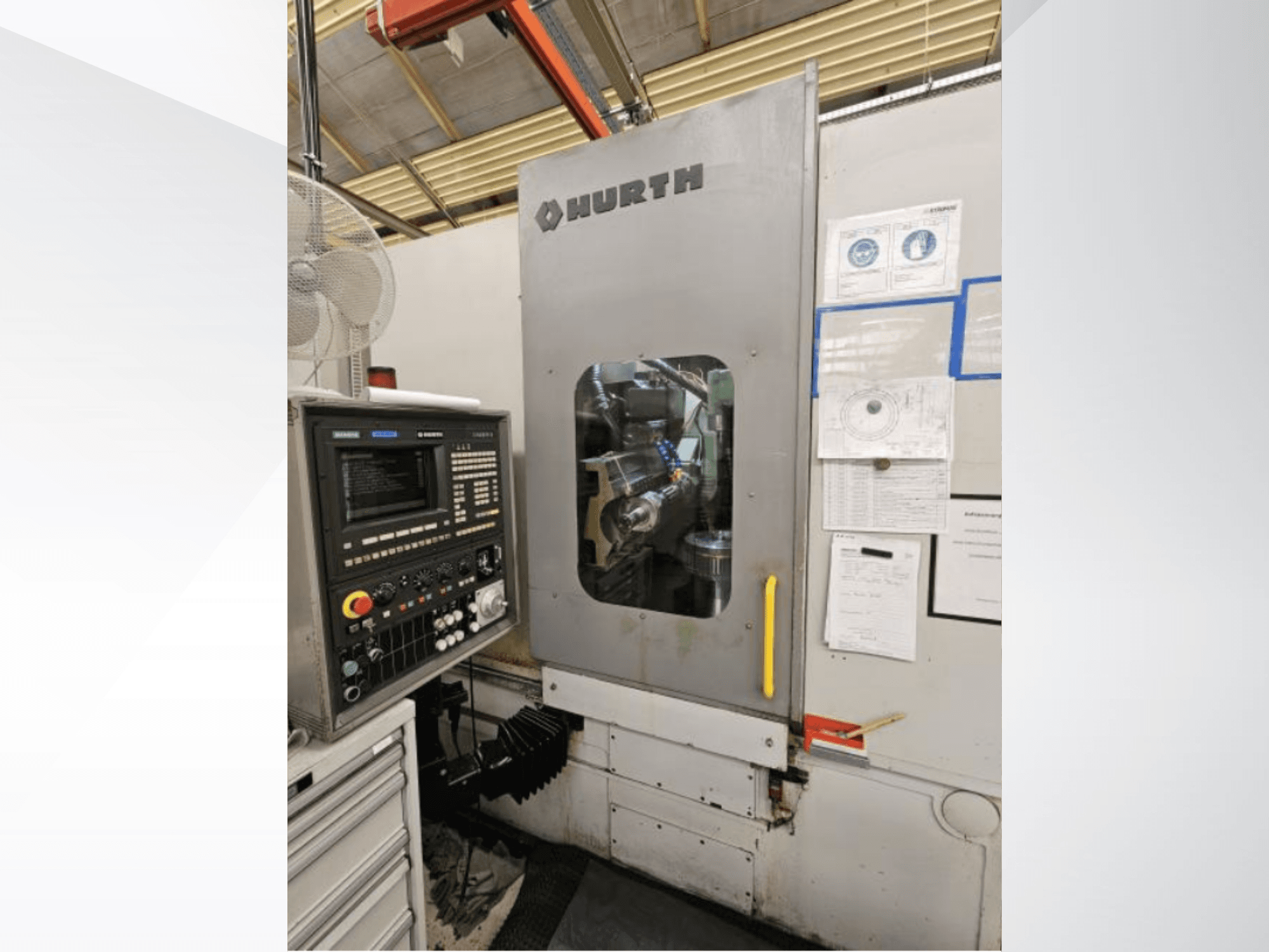 Torno horizontal HURTH WF 300, vista frontal en la que se aprecian el panel de control y los detalles de funcionamiento de la máquina.