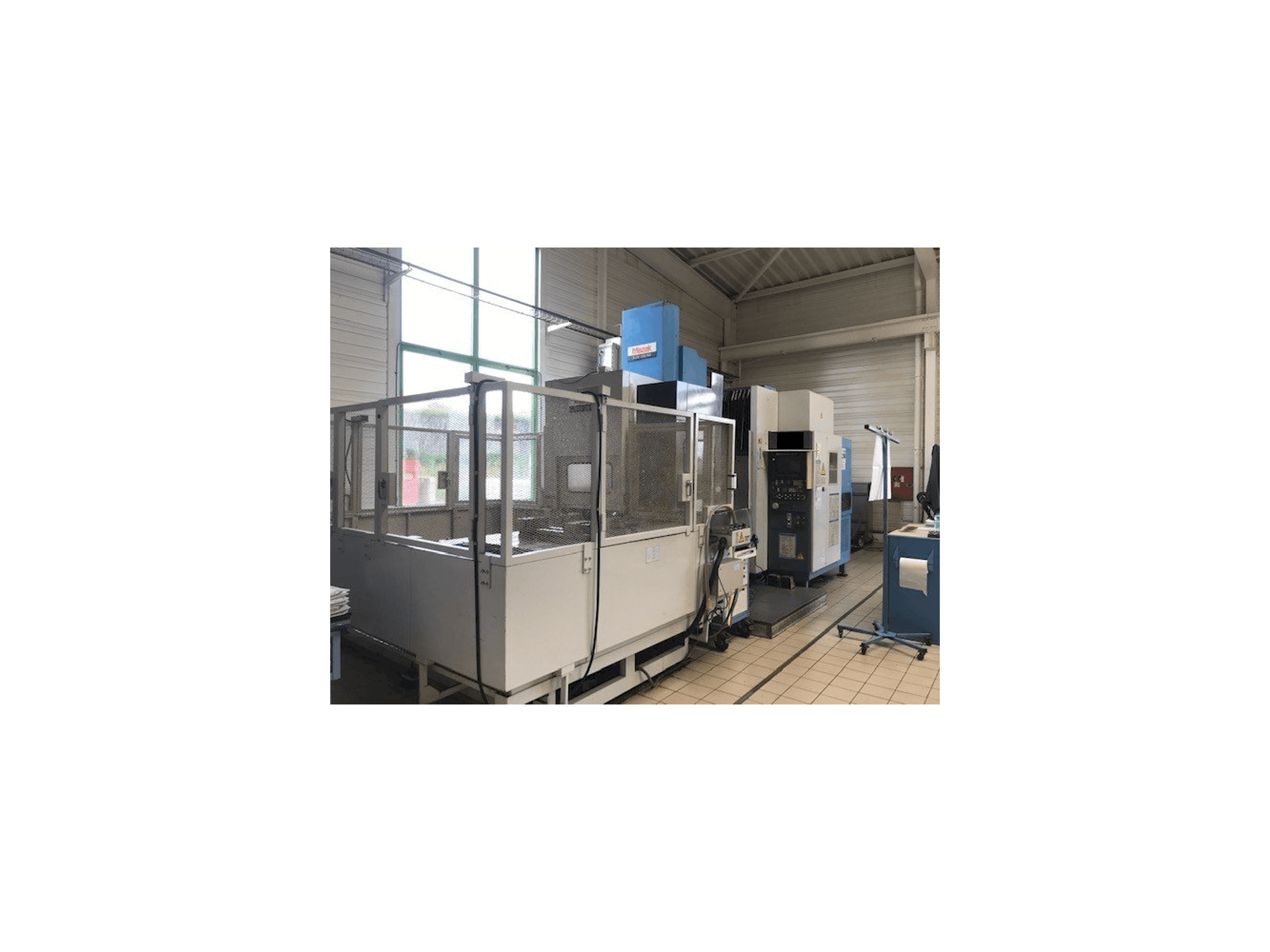 Vista frontal de la máquina Mazak AJV 65