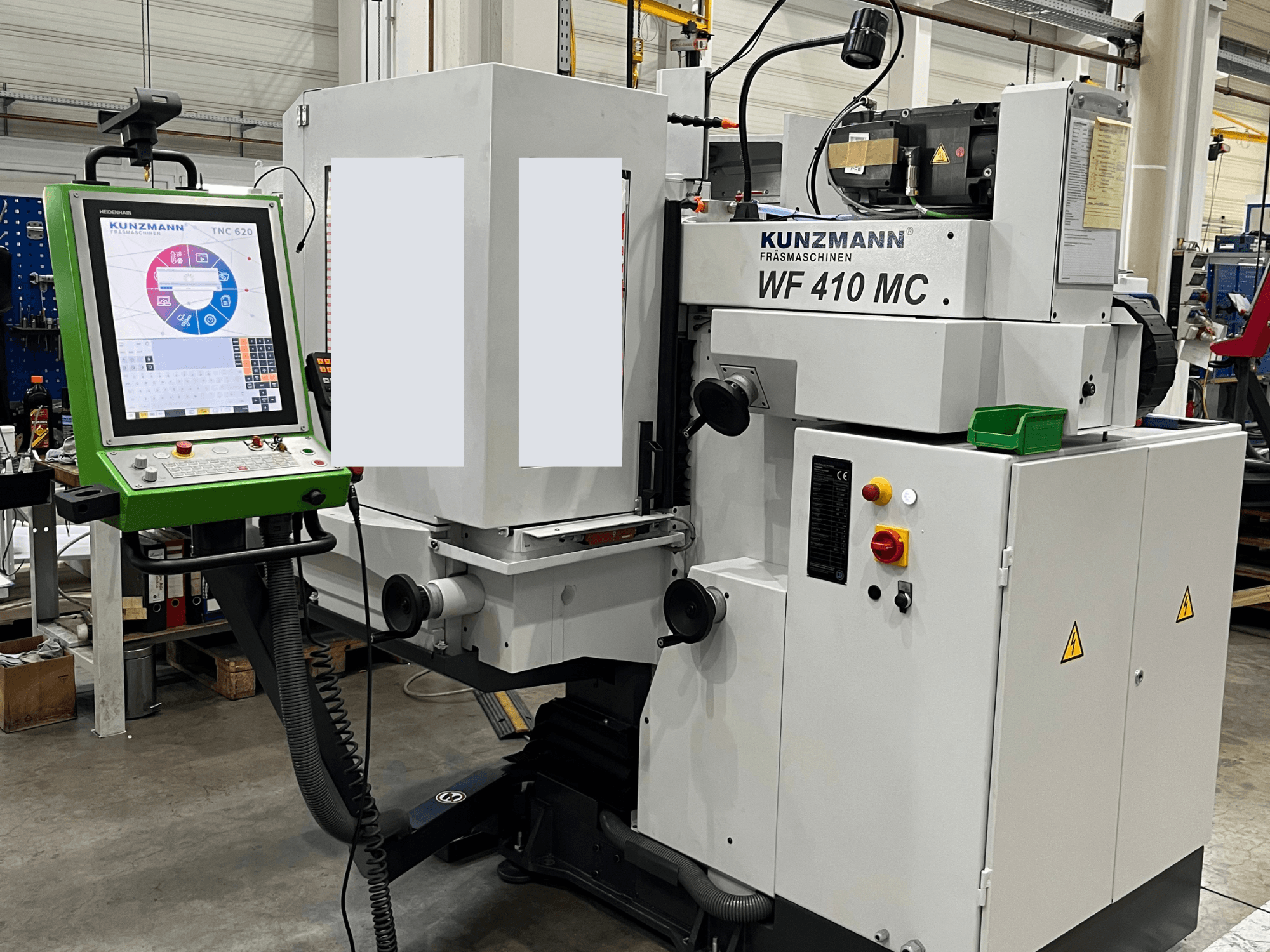 Centro de mecanizado vertical KUNZMANN WF 410 MC, vista frontal en la que se aprecian el panel de control y los botones de funcionamiento.
