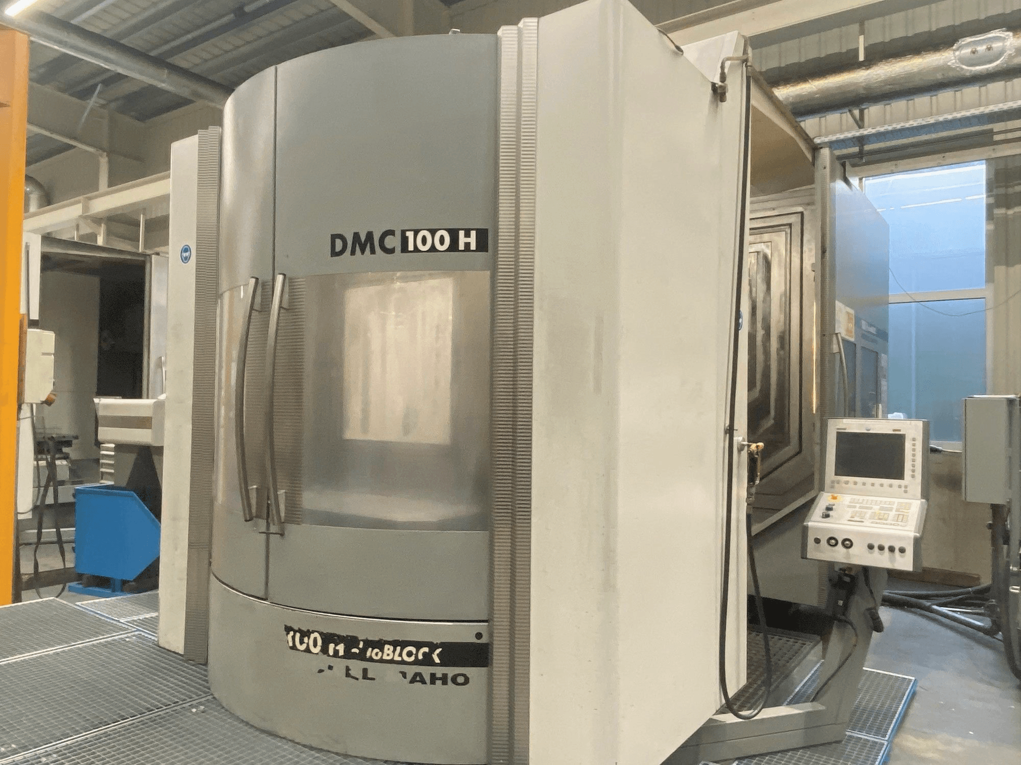 Vista frontal de la máquina DECKEL MAHO DMC 100H duoBLOCK