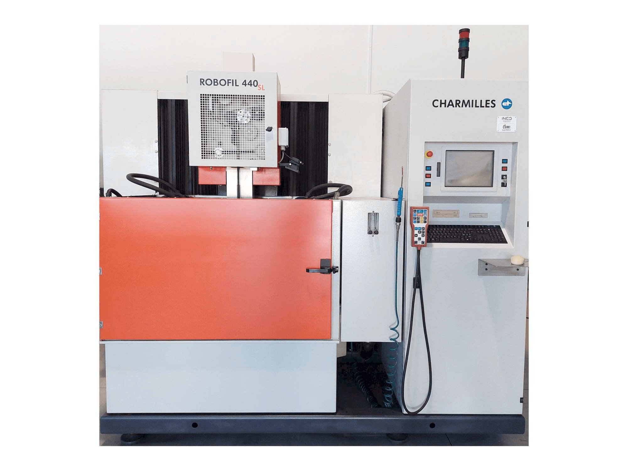 Vista frontal de la máquina CHARMILLES ROBOFIL 440SL